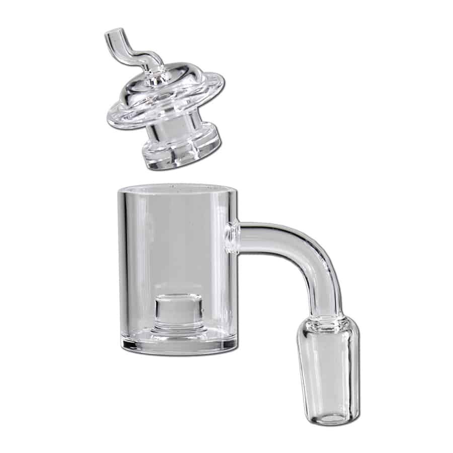 Borosilikatglas banger med en transparent, klar overflade og en let krumning. Den har en glat tekstur og en præcist udformet åbning, der afsluttes med en bred kant. En carb cap i samme materiale pryder toppen med en mindre diameter og en halvkugleformet struktur. Det hele fremstår i en elegant, minimalistisk stil med en glansfuld finish.
