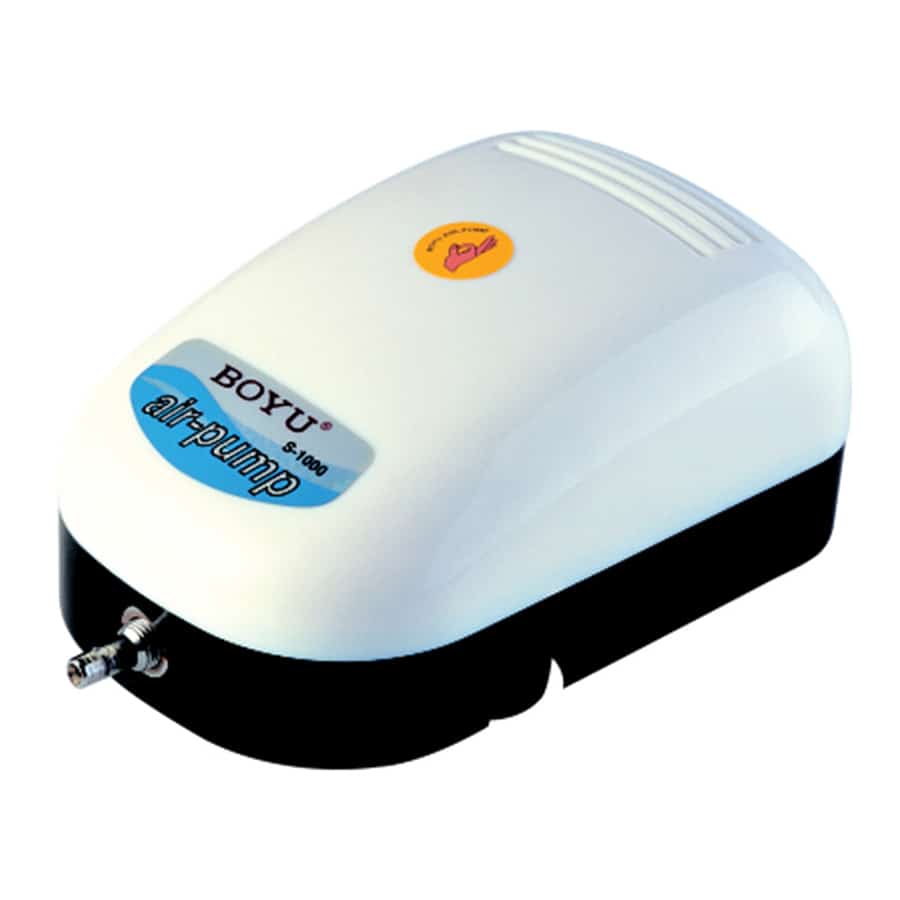 En kompakt, sort luftpumpe i plast med en mat overflade. Den har en rektangulær form med afrundede kanter og en tydelig kontrolknap på fronten. På siden er der et luftudtag, der er formet som en cylinder. Pumpens design inkluderer også en perforeret struktur for ventilation. Den står stabilt på en flad base.