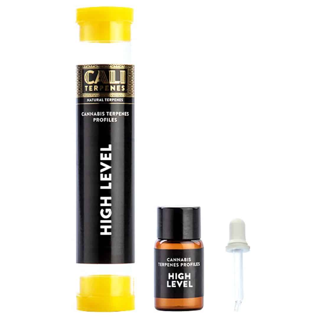 En lille, klar glasflaske indeholder en tyktflydende væske, der har en gylden amberfarve. Flasken har en sort, tætsiddende skruelåg med en pipette i toppen, der muliggør præcis dosering. Etiket på flasken præsenterer farverne sort og hvid med tekst, der angiver produktnavnet. Mærkningen indeholder også symboler for ingredienser og advarsler.