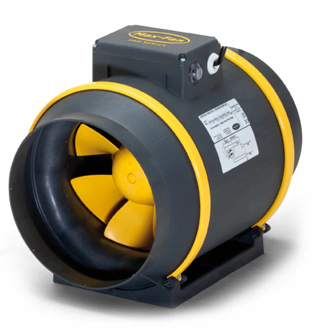 En rund ventilator med en diameter på 200 mm præsenterer sig med en metalramme i sølvfarve. Bladene er designet med en strømlinet form og en mat sort finish, der skaber kontrast. Øverst findes en tæt gitterstruktur, der beskytter motoren. Ventilatoren har en synlig logo-indsats og monteringsbeslag i metal, der muliggør fastgørelse.