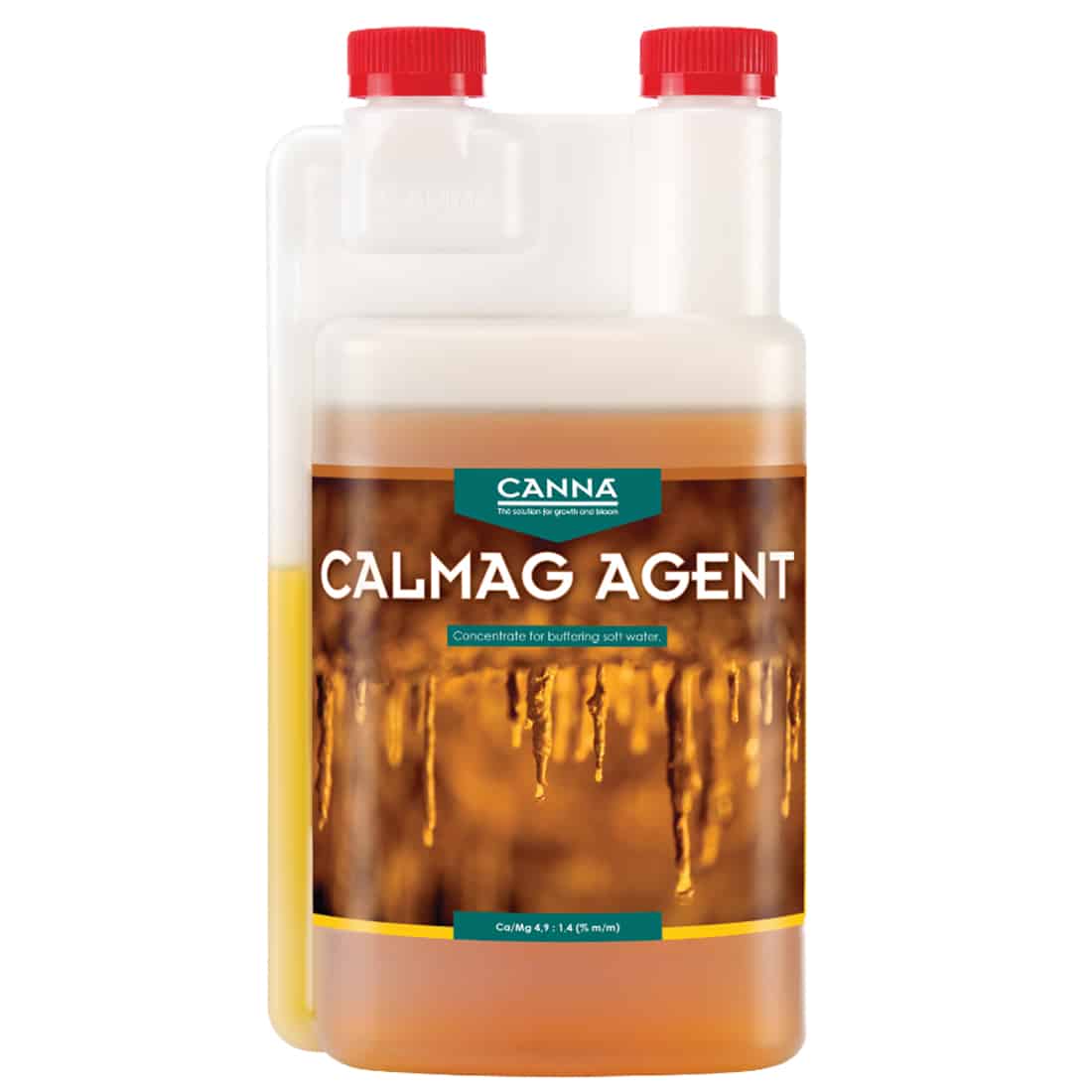 En transparent flaske med en sort skruelåg indeholder en klar væske. Flaskens etiket er hvid med blå og grønne elementer, herunder tekst i sort og grøn, der angiver produktets navn og indhold. Et symbol for miljøvenlighed pryder etiketten. Flasken har en slank, høj form med en let buet hals, hvilket giver den et strømlinet udseende.