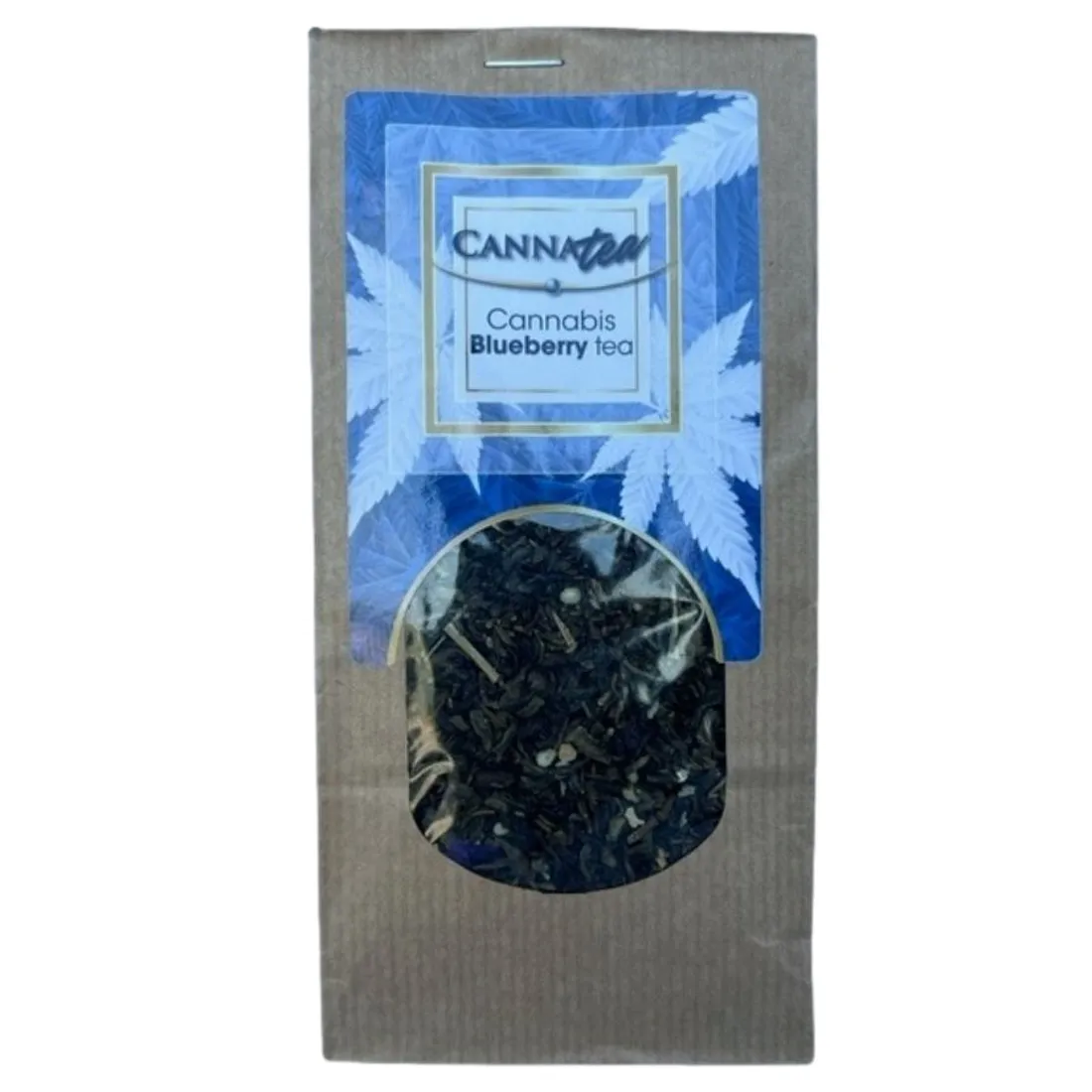 Canna-tea med blåbær præsenterer sig i en gennemsigtig emballage, der afslører små, tørrede urter og bær. Farverne spænder fra dyb grøn til mørkeblå, med nuancer af lilla. Teksten er trykt i hvid på en sort baggrund, tydeligt synlig. Emballagen har en let glans, og lukningen er en praktisk zip-lås.