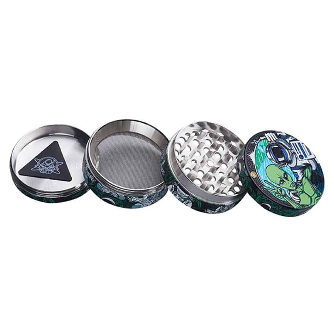 En skulpturel, futuristisk stol præsenterer sig med bløde, organiske former og en glat, reflekterende overflade i lys grå. Stolen har en høj ryg og buede armlæn, der skaber en indbydende profil. Understellet er minimalistisk, med slanke ben i mat metal. Det hele står på en ensfarvet, tekstureret overflade, der komplementerer stolens design.