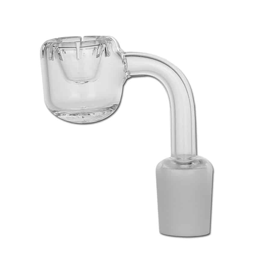 En klar, transparent banger med en glat overflade og en bred skål, der har en let skrå kant. Materialet ser ud til at være borosilikatglas, hvilket giver en robust struktur. Bangerens bund er flad med en 18 mm hanstik, der muliggør fastgørelse til en passende enhed. Overfladen reflekterer lys og fremhæver klarheden i glasset.