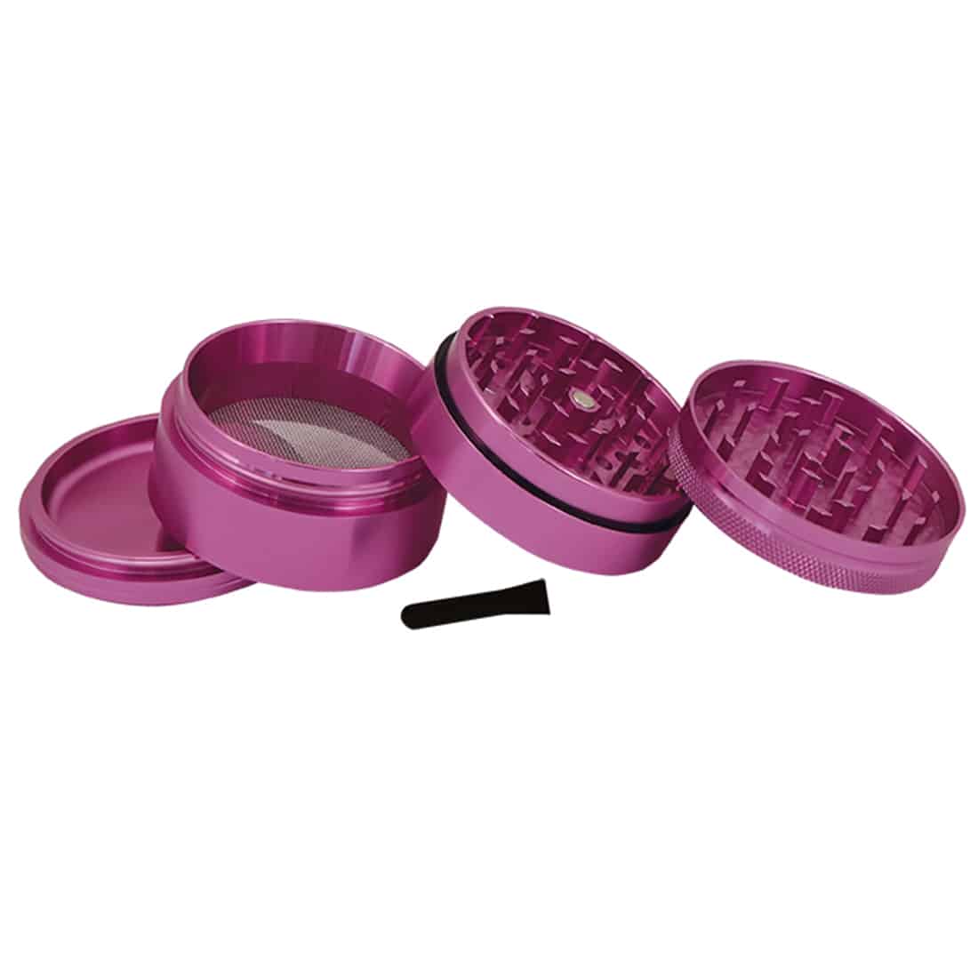 En stor kvadratisk krydderikværn med en diameter på 65 mm, fremstillet af lyserødt plastmateriale. Kværnen prydes af et glat, mat finish og har en metalknap i toppen til justering. Den er udstyret med et skarpt kværnsystem, der er synligt gennem åbningen i bunden. Kværnen har en enkel, moderne form uden ekstra dekorationer.