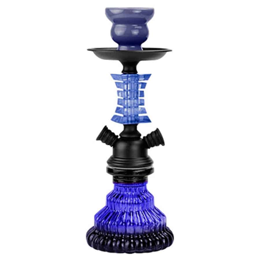 En rund, blå skål med en glat, skinnende overflade og en dybde på 29 cm præsenterer sig. Skålen har en let afrundet kant, der fremhæver dens bløde form. Farven er ensartet og intens, med en let reflekterende kvalitet. Indvendigt er skålen glat uden mønstre, hvilket giver et minimalistisk udtryk.