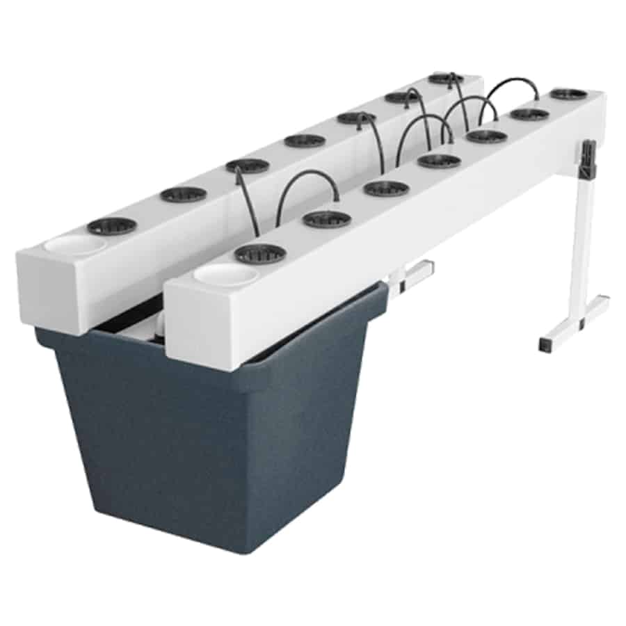 En lang, slank, hvid beholder med flere rør og plantekassetter er placeret vandret. Rørene har en glat overflade og er fastgjort til en stabil base. Plantekassetterne er opdelt i små sektioner, der indeholder jord og spirende planter. Der er også synlige vand- og næringsstofindtag, som sikrer optimal vækst. Det samlede design er funktionelt og minimalistisk.