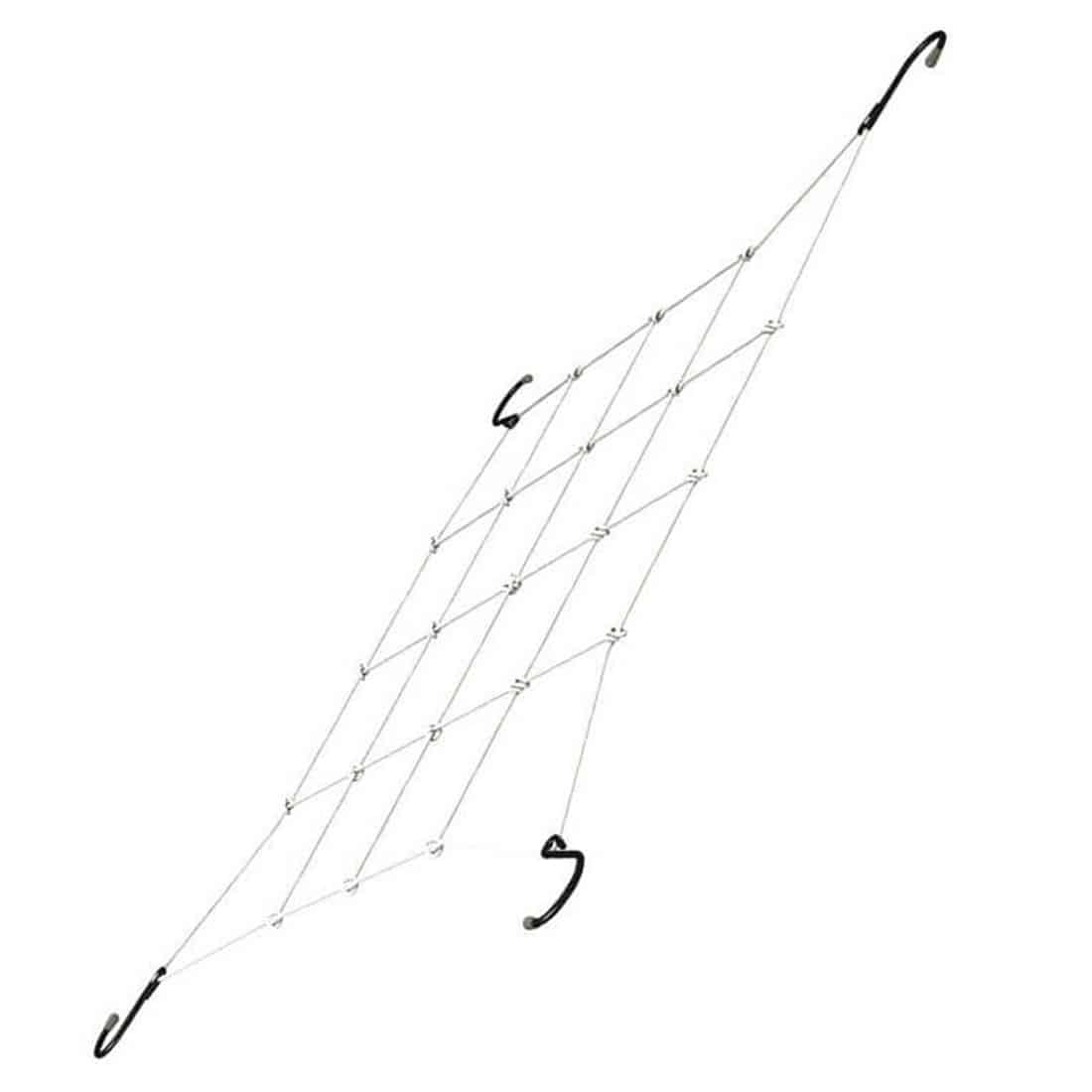 Skroget præsenterer sig med en strømlinet form og en glat, skinnende overflade i en dyb blå nuance. Det har en tydelig kontur, der fremhæver bådens aerodynamiske design. Mønstre af fine linjer og strukturer ses på overfladen, muligvis som resultat af materialets sammensætning. Kanten er skarpt defineret, hvilket understreger den tekniske præcision.