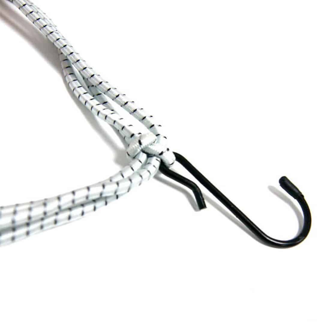 Et skrognet i et netmønster pryder overfladen, domineret af en mørkeblå farve med nuancer af grå. Materialet virker slidstærkt og har en let glans, der fremhæver teksturens dybde. Kanten er forsynet med en kraftig, synlig søm, som sikrer stabilitet. Netværket er strakt ud, hvilket skaber en struktureret og organiseret visuel effekt.