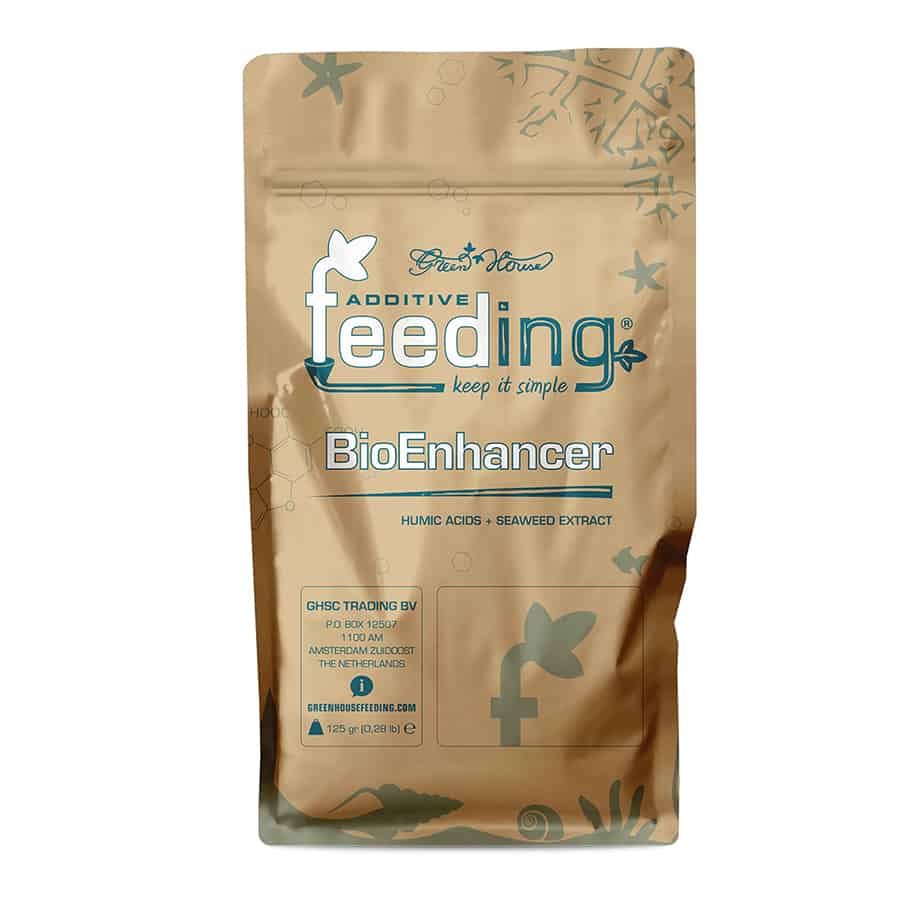 En rektangulær, grøn beholder med en skruehætte præget med et logo og tekst. Beholderens overflade er glat, mens etiketten har en mat finish med hvid tekst og farverigt grafisk design. Der er illustrationer af planter og symboler, der angiver økologiske egenskaber. Målingerne er angivet klart, og beholderen står på en neutral overflade.