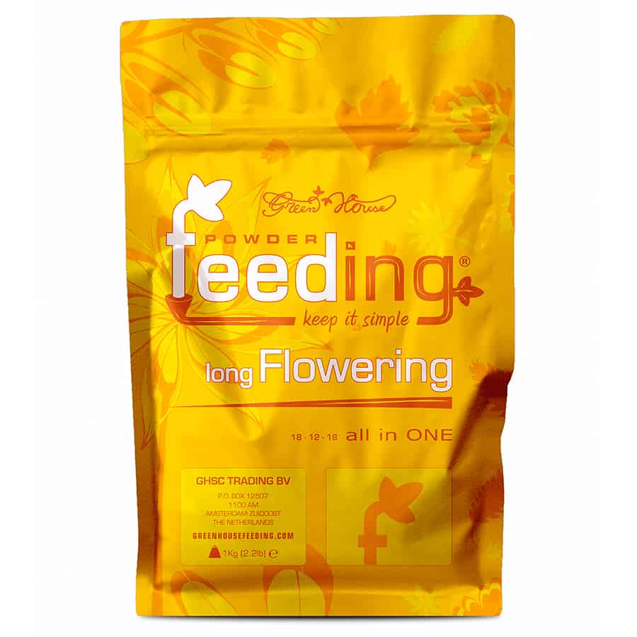 En grøn plastbeholder præsenterer et pulverformigt produkt til gødning, med en vægt på 1 kg. Beholderens låg er skruelåg i sort, og etiketten har en mat finish med grønne og hvide nuancer. Teksten angiver produktets formål og brugsanvisning, mens der er små ikoner, der illustrerer anvendelse. Beholderens form er cylindrisk med en glat overflade.