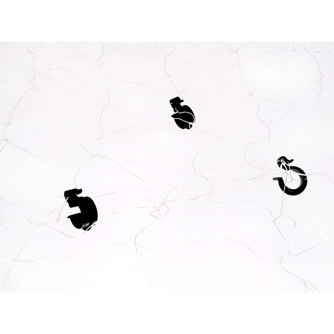 Et firkantet net i grøn farve pryder overfladen, med dimensionerne 120 x 120 cm. Materialet fremstår som en robust, men letvægtsfibre, der skaber en åben struktur med flere små masker. Kanterne er veldefinerede og syet med en stærk tråd, hvilket giver en ensartet finish. Overfladen har en let glans, der reflekterer lys, og netværket er fleksibelt.