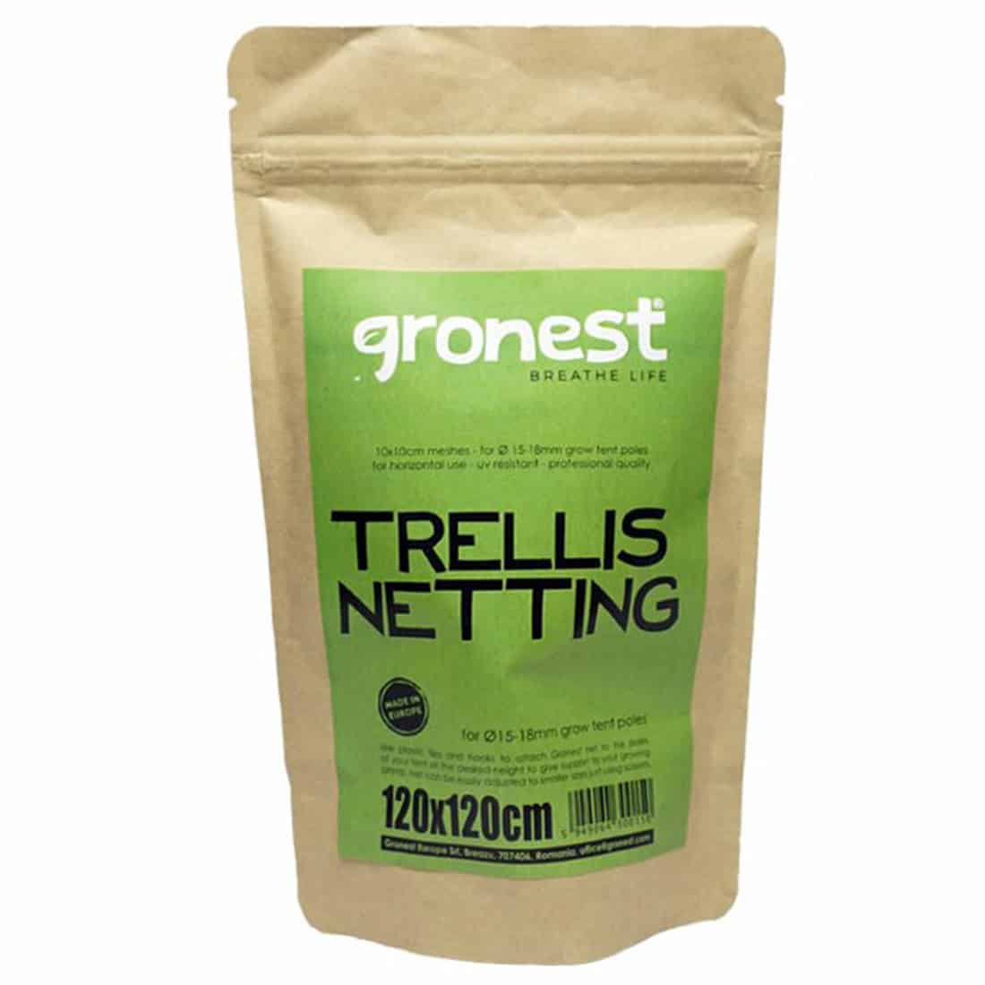 Et firkantet net i grøn farve, måler 120 x 120 cm, fremstår med en let, åben struktur. Materialet ser ud til at være plast, hvilket giver en glat overflade. Mønstret er regelmæssigt med firkantede masker, der skaber en visuel dybde. Kanterne er forstærkede, hvilket sikrer stabilitet og holdbarhed.