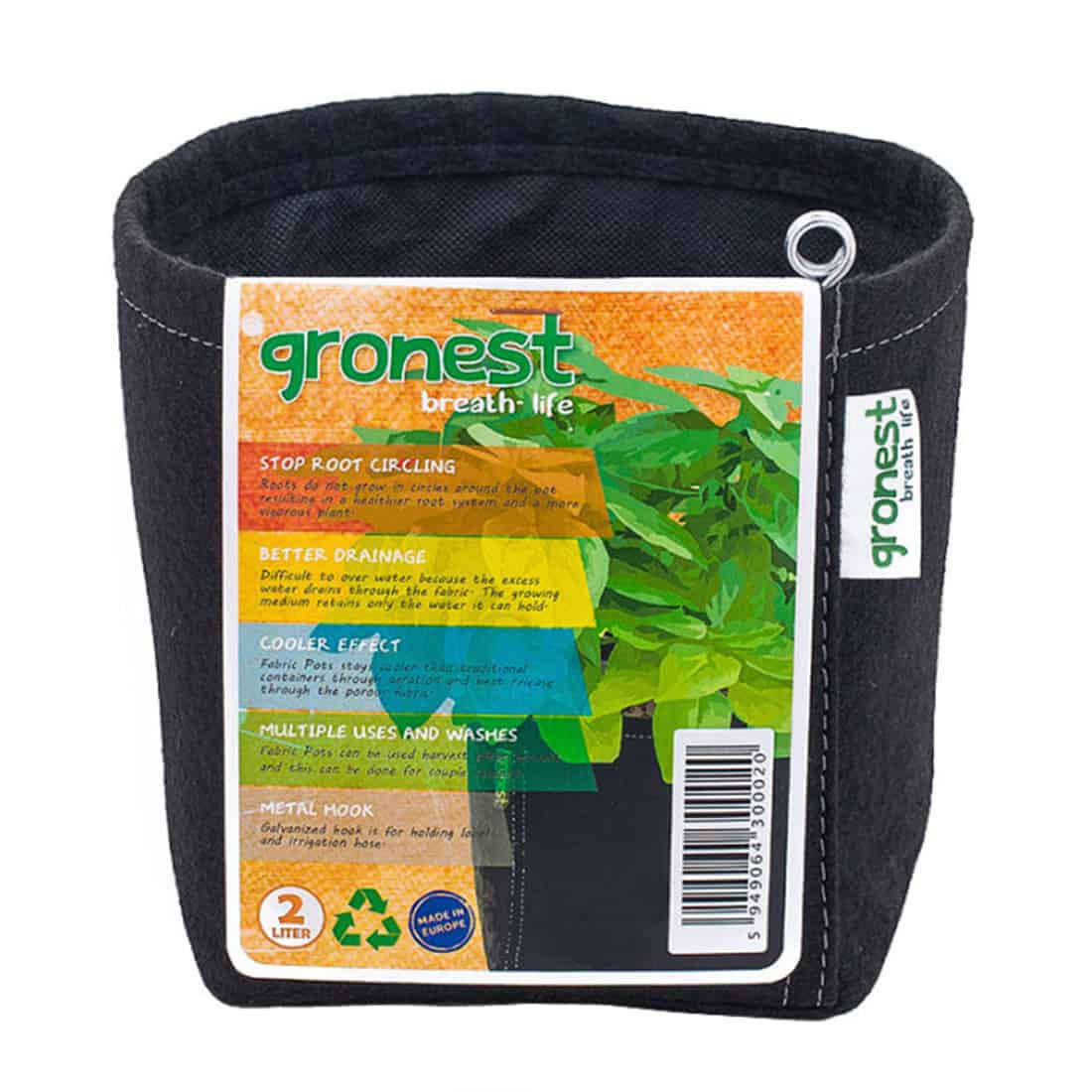 En rund, grøn stofpotte med en kapacitet på 2 liter præsenterer sig med en blød, tekstureret overflade. Den har en ensartet, mørkegrøn farve, der skaber en naturlig æstetik. Potten er syet med en simpel, men holdbar kant og har en praktisk, letvægts design, der muliggør nem håndtering og placering.