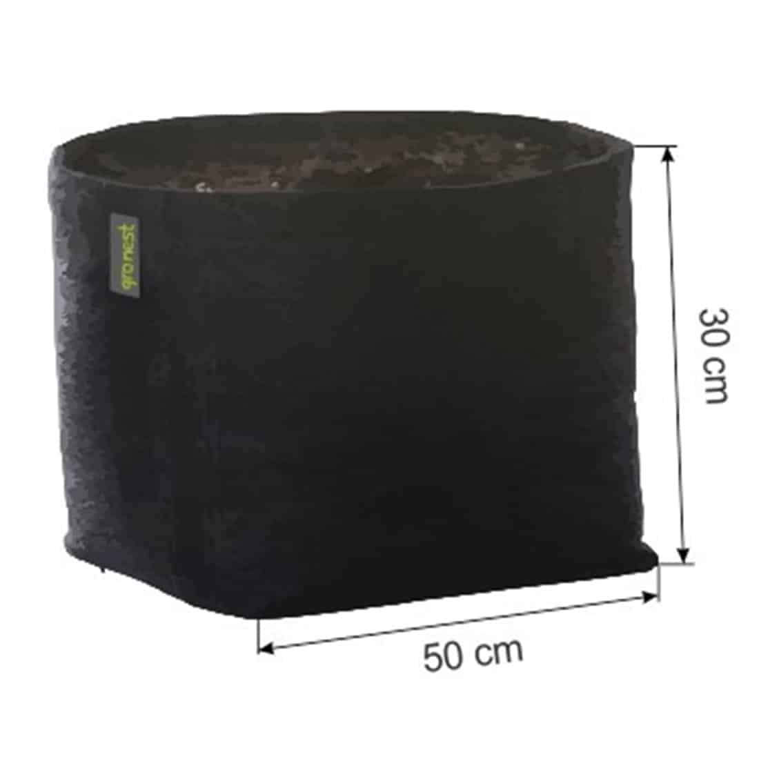 En grøn stofpotte med en kapacitet på 75 liter præsenterer sig i en blød, let tekstur. Farven er en ensartet, dyb grøn, som giver et naturligt indtryk. Potten har en rund form og er forsynet med robuste, dobbelte håndtag, der er syet på i en kontrastfarve. Overfladen er mat og uden mønstre, hvilket fremhæver det enkle design.