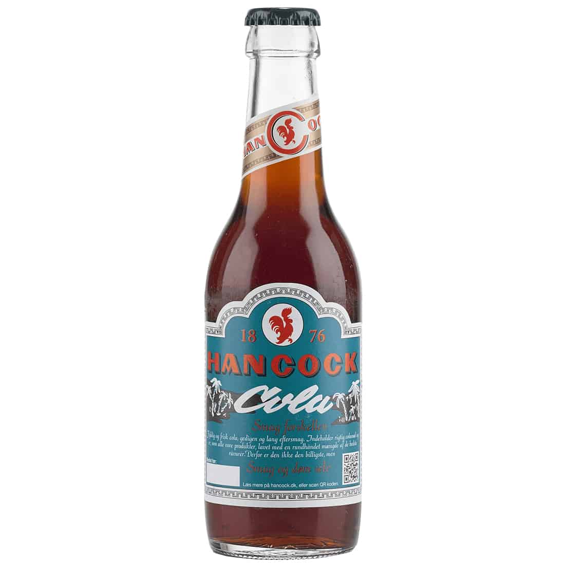 En klar glasflaske med en afrundet form indeholder en mørkebrun væske. Flasken har en sort skruelåg og en etikette med en hvid og rød farve, der indeholder teksten "Hancock Cola" i en markant skrifttype. Etiketdesignet inkluderer også en grafisk illustration og detaljerede oplysninger om indholdet. Flaskens overflade er glat og skinnende.