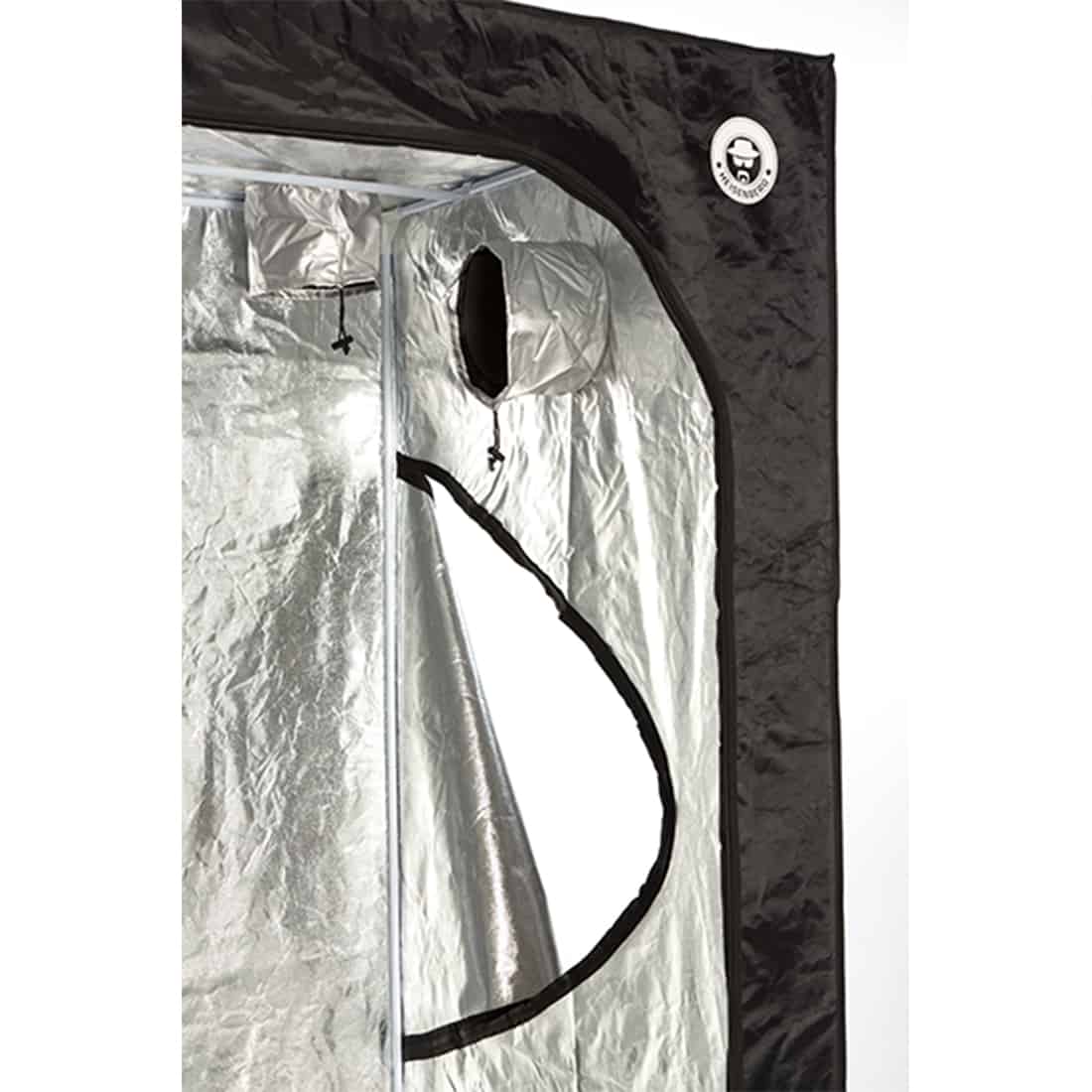 En sort væksttelt med dimensionerne 120 x 120 x 200 cm præsenterer sig med en glat, mat overflade. Teltet har en rektangulær form og er konstrueret af kraftigt, tætvævet materiale, der sikrer lysisolering. Lukkemekanismen består af kraftige lynlåse, og teltet har ventilationsåbninger med net for luftcirkulation. Indvendigt reflekterer sølvfarvet folie lys effektivt.