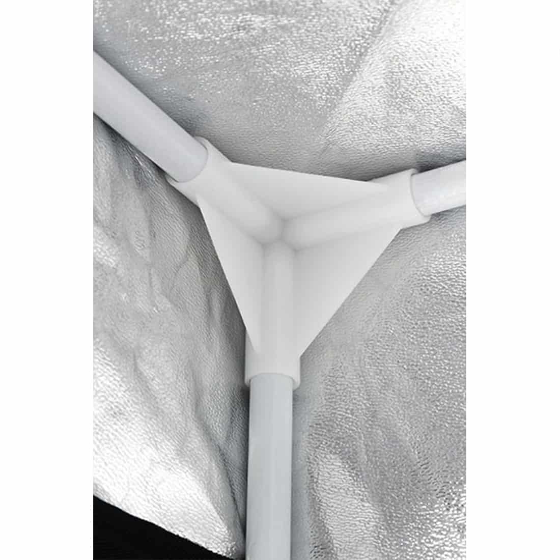 En sort væksttelt med mål på 120 x 120 x 200 cm præsenterer et robust, rektangulært design. Teltet har en mat overflade og er udstyret med lynlåse og ventilation. Indvendigt reflekterer et sølvfarvet materiale lys for optimal vækst. Teltet er placeret på et fladt underlag, hvilket giver stabilitet og nem adgang til indholdet.