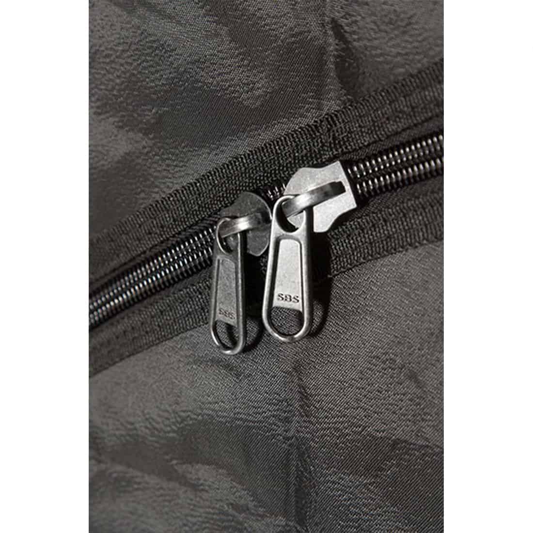 En sort væksttelt med dimensionerne 120 x 120 x 200 cm. Teltets ydre er dækket af et tæt, vandafvisende materiale med en mat overflade. Indvendigt reflekterer en sølvfarvet mylar-belægning lyset. Teltet har en dør med lynlås og ventilationsåbninger, der er sikret med net. Stærke hjørneforstærkninger sikrer stabilitet.