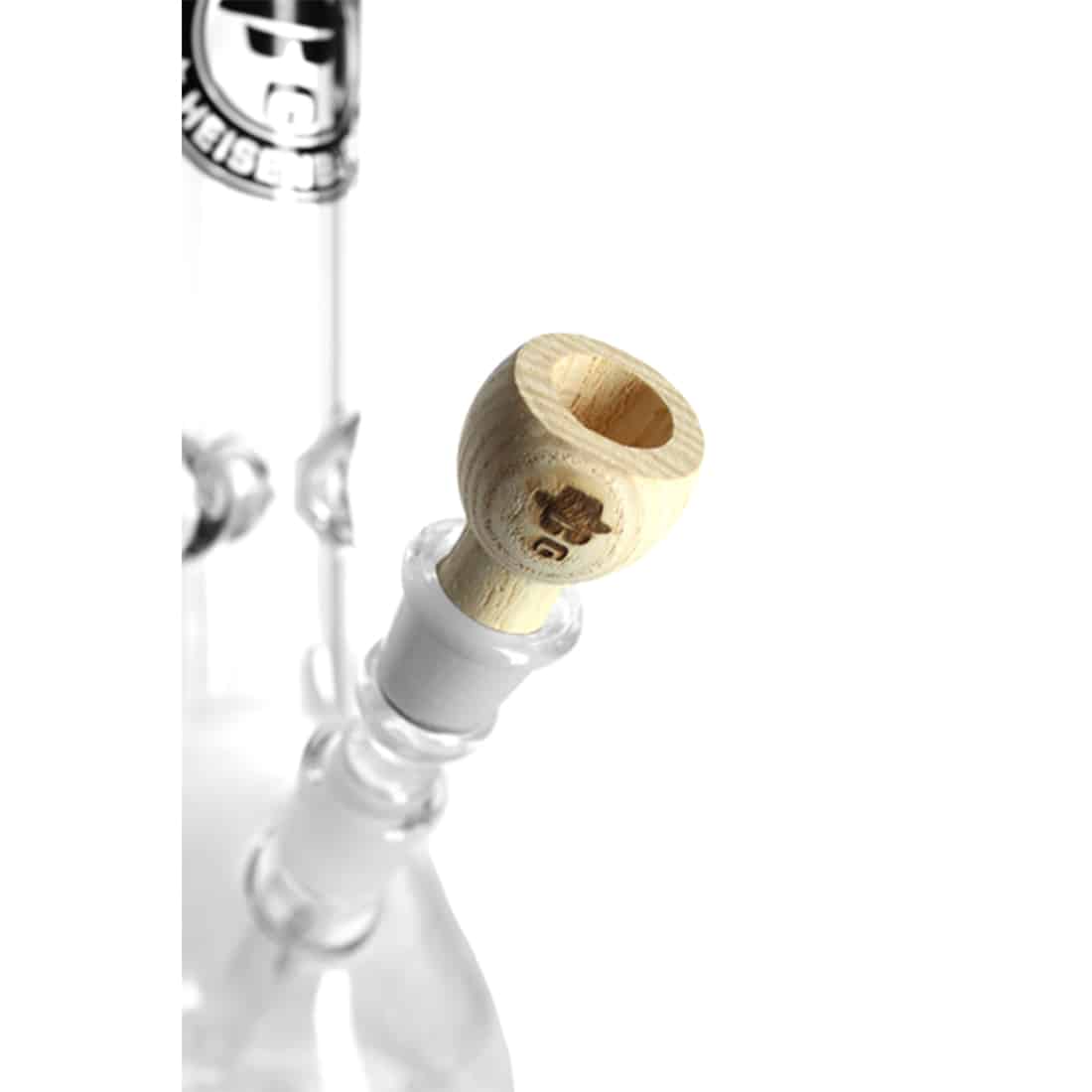 En skål med en glat, rund form præsenterer et elegant, klart materiale. Den har en let blålig nuance, der giver en subtil, kølig tone. Overfladen er poleret og reflekterer lys, hvilket skaber glimt i skålen. Den har en bred åbning og en let skrånende kant, der tilføjer til den moderne æstetik. Bunden er flad og stabil.