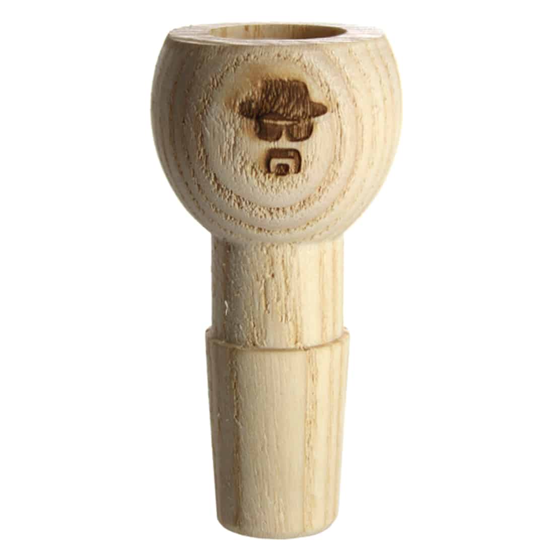 Chute bowl i mat sort keramik præsenterer en elegant, rund form med en let hævet kant. Overfladen har en glat tekstur, mens det indvendige rum er glaseret i en dyb, glansfuld sort. En diskret, hvid logo-prægning er placeret på ydersiden, hvilket tilføjer et moderne touch. Skålen står solidt på en flad bund.