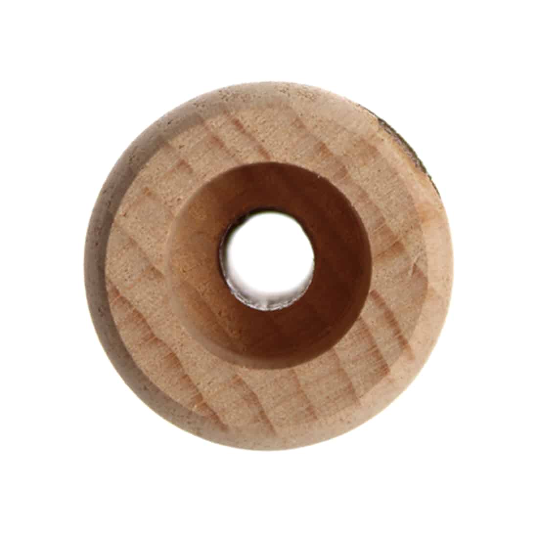 En skål fremstillet af bøg præsenterer en glat, lys træoverflade med en varm gyldenbrun nuance. Skålen har en rund, dyb form med en bred kant, der skaber en elegant profil. Overfladen viser en naturlig tekstur med fine åretegninger, der tilføjer karakter. Indvendigt er skålen poleret, hvilket giver en blank finish, der reflekterer lys.