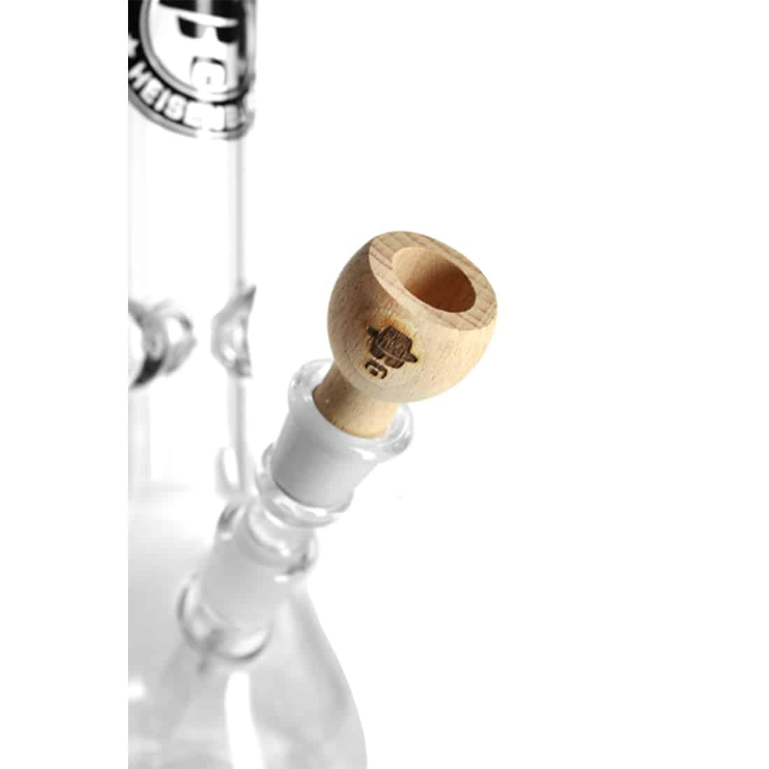 En skål i bøg med en glat, naturlig træoverflade pryder midten af kompositionen. Skålen har en rund form med en bred åbning og en let indadgående kant. Træets fine åretegninger og varme, gyldne nuancer fremhæver materialets kvalitet. Overfladen er mat, hvilket giver et elegant og tidløst udtryk. Skålen står mod en neutral baggrund, der understøtter dens naturlige skønhed.