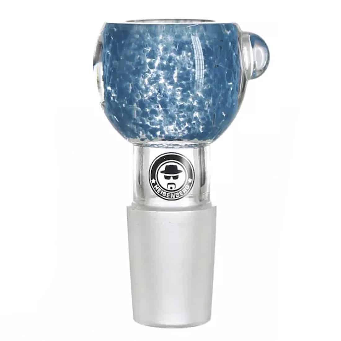 En dyb blå skål pryder overfladen, fremstillet af keramik med en glat, skinnende overflade. Skålen har en skarp, cirkulær form med en let udadvendt kant. Indvendigt er der et detaljeret mønster i nuancer af hvid og lyseblå, der skaber en kontrast til den ensartede blå yderside. Bundens tekstur er glat, og skålen står stabilt.