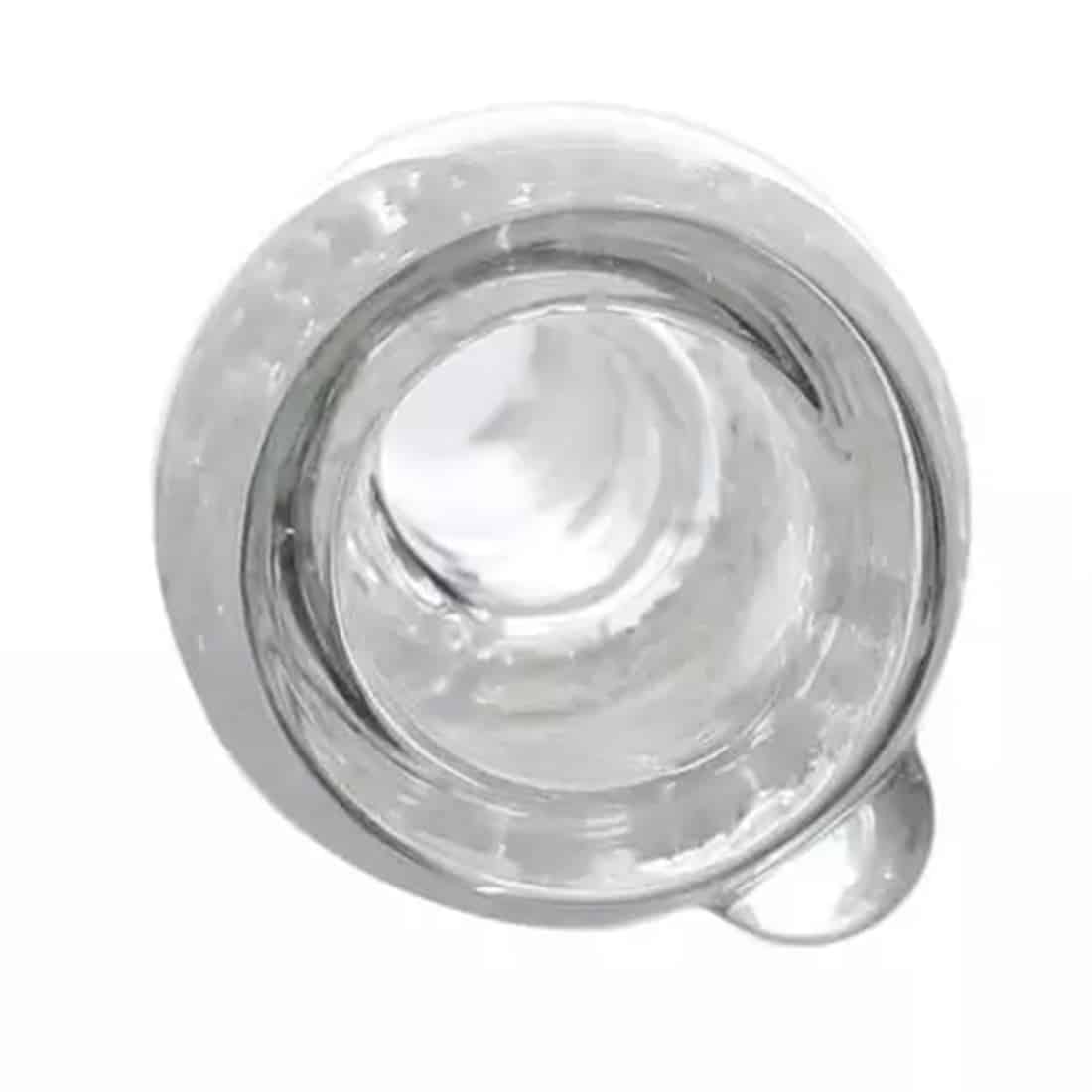 Grå keramikskål med en glat, mat overflade prydet med et sort, grafisk mønster af et ansigt med karakteristiske træk. Skålen har en rund form med en let udadvendt kant. Den indvendige del er hvid, hvilket fremhæver det sorte design. Skålen står på en flad, stabil bund. Mønstret tilføjer en kunstnerisk dimension til det enkle design.