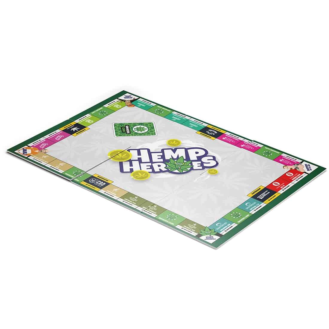 Et brætspil præsenteres med en farverig spilleplade, der indeholder et mønster af grønne og brune nuancer, der symboliserer cannabisplanter. Spillebrikkerne er i forskellige former og farver, mens terningerne har tydelige tal. Kortene, der ligger ved siden af, har tekst og illustrationer relateret til temaet. En sort æske med farverig grafik omkranser det hele.