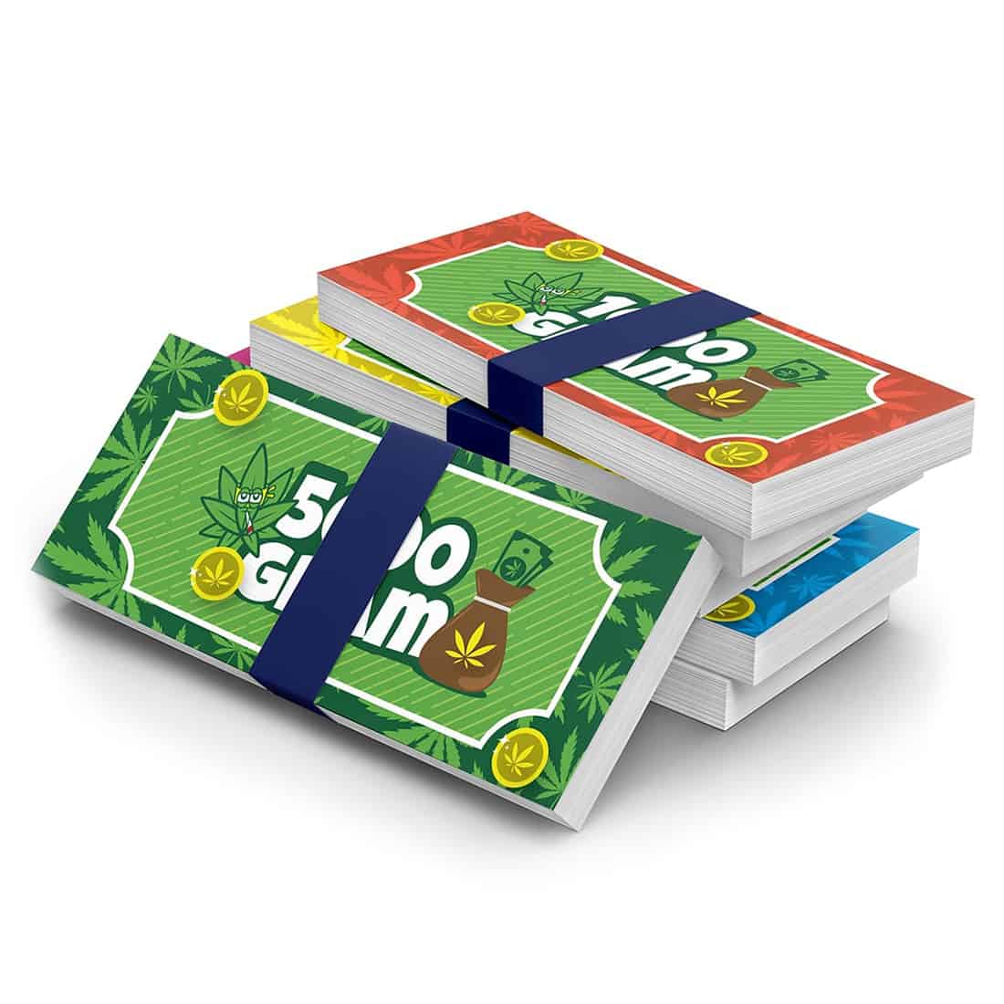 Et brætspil præsenterer sig med en farverig spilleplade, der domineres af grønne nuancer og detaljerede illustrationer af cannabisplanter. Spillebrikkerne er i forskellige former, herunder cirkler og firkanter, mens kortene har symboler og tekst i klare farver. Spillets emballage fremstår i en rektangulær form med en skinnende overflade og tydelig grafik.