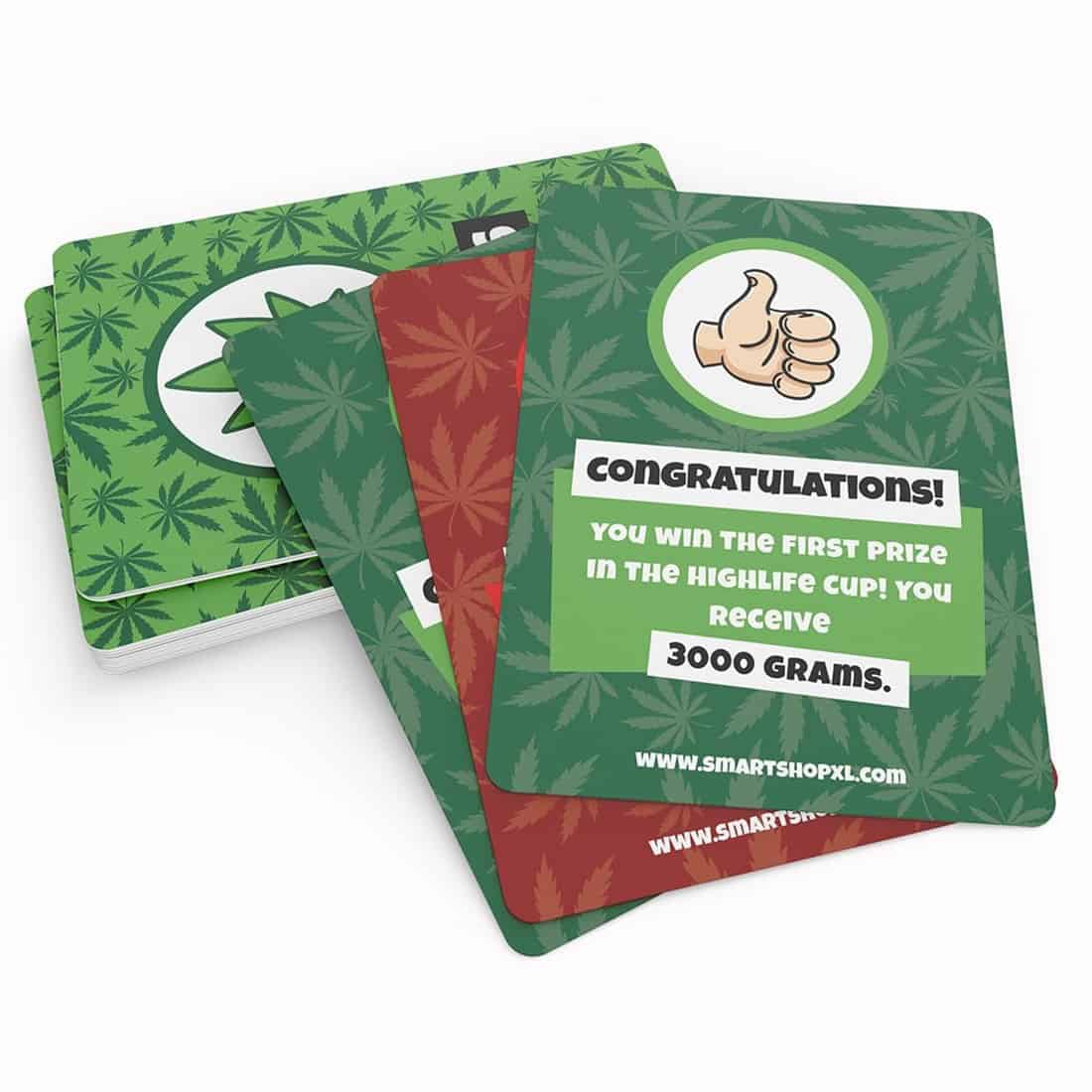 Et brætspil med temaet hamp og cannabis præsenterer sig med en farverig spilleplade, der indeholder detaljerede illustrationer af hampplanter og relaterede symboler. Spillebrikkerne er i forskellige former og farver, og der er terninger med numeriske symboler. En kortbunke ligger ved siden af spillepladen, hvilket indikerer interaktive elementer i spillet.