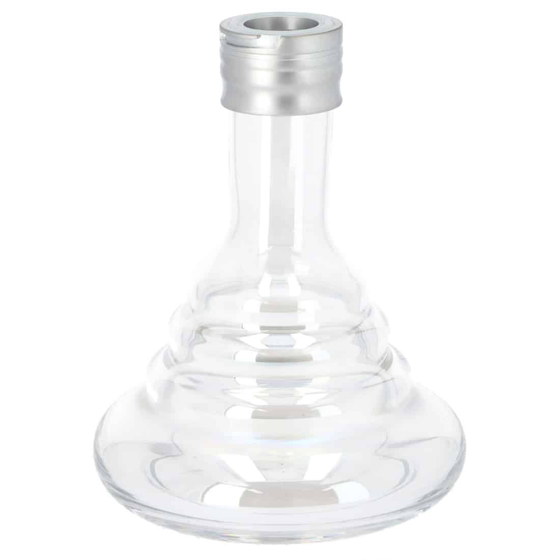 En klar, glat glasbeholder med en cylindrisk form pryder midten af kompositionen. Beholderens overflade skinner i lysrefleksioner, der fremhæver dens gennemsigtighed. Den har en solid, flad bund, der giver stabilitet. Låget, også i klart glas, er udformet med en let buet top og en tætsiddende kant for at sikre lukning.