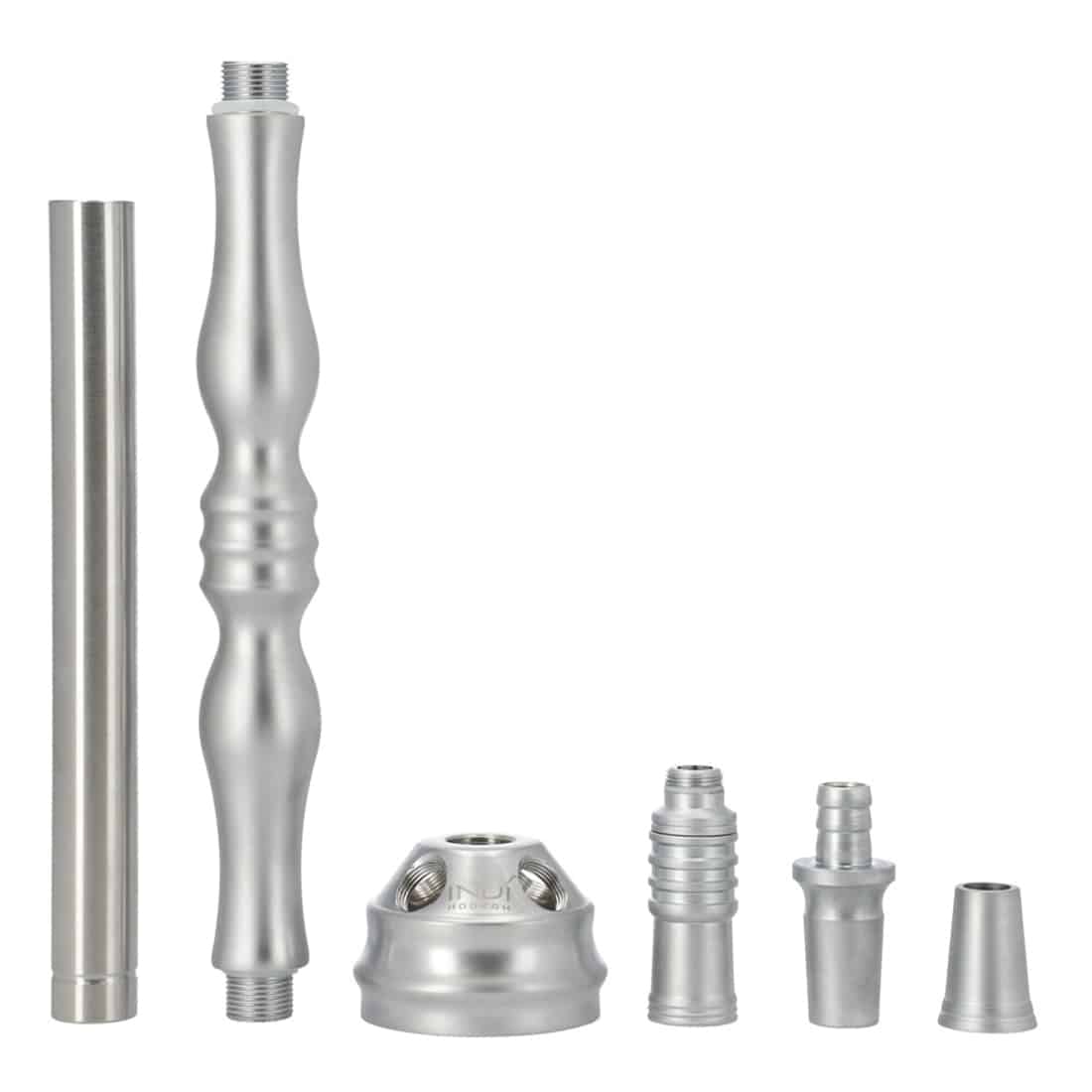 En klar, glansfuld overflade præsenterer et cylindrisk objekt, der har en glat, transparent struktur. Det er forsynet med en bred, flad bund, der giver stabilitet. Toppen er let skrånende og afsluttes med en fin udførsel. Refleksioner fra lys skaber et indtryk af dybde og dimension, mens det enkle design fremhæver materialets renhed.