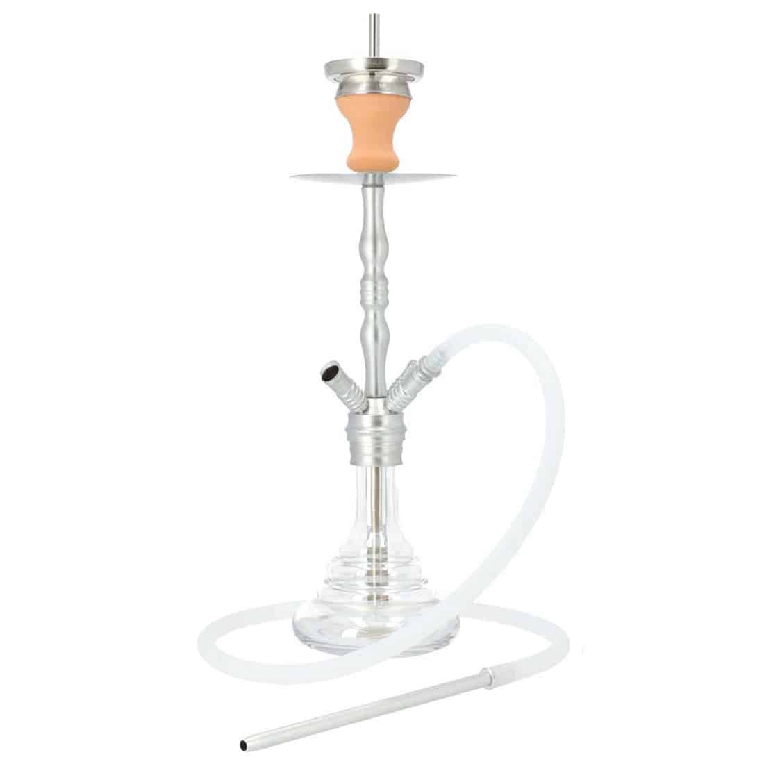 En gennemsigtig, skinnende glaskop med en elegant, minimalistisk form. Koppen har en glat overflade, der reflekterer lys og skaber et klart, krystalklart udseende. Hanken er buet og integreret i koppen, hvilket giver et sammenhængende design. Nederst er koppen flad, hvilket sikrer stabilitet på overflader. Ideel til servering af varme drikke.