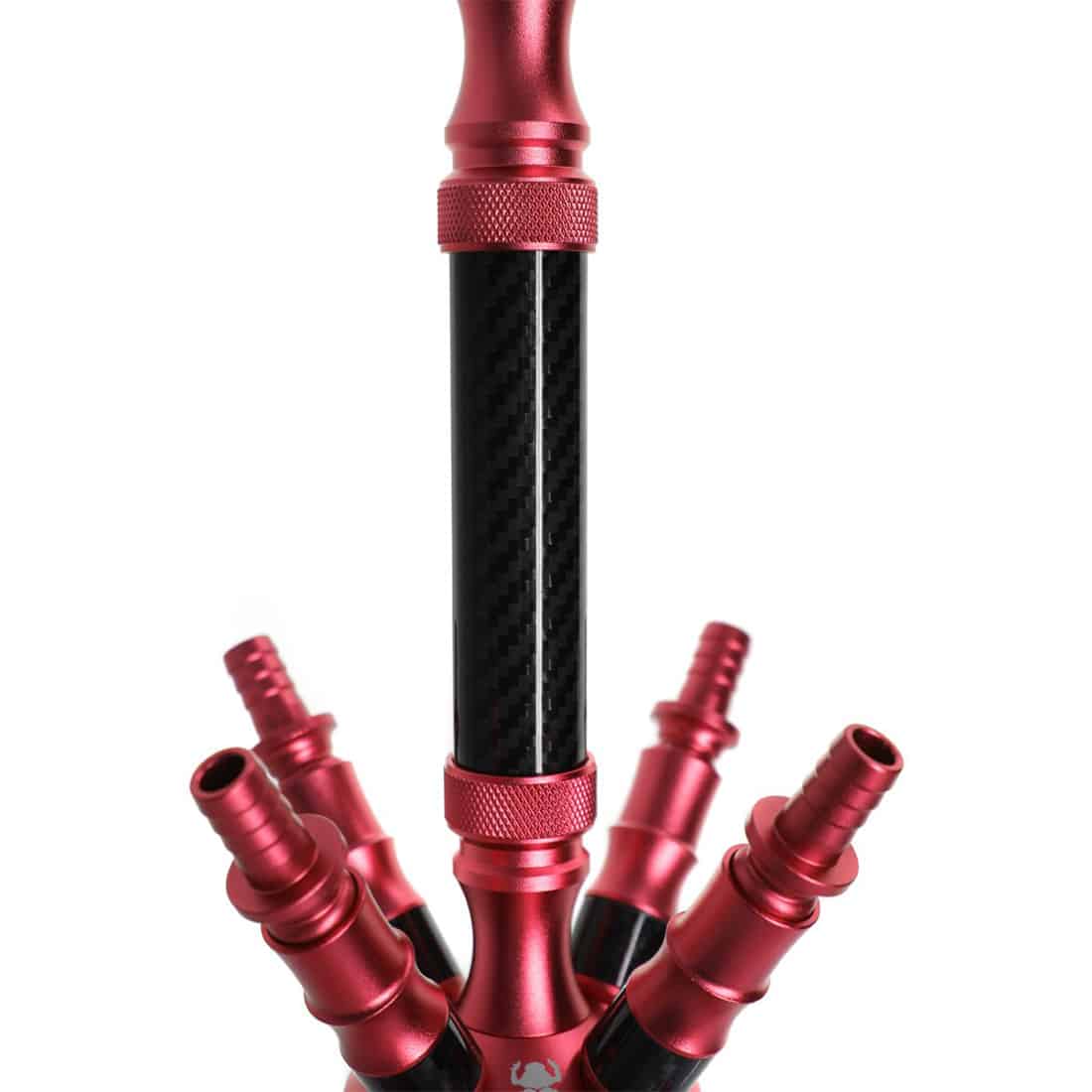 Kaya elox er udført i en dyb rød nuance med en glat, mat overflade, der har en let metallisk glans. Det elegante design har en rund form med en diameter på 58 cm. Der er en synlig tekstur med fine, horisontale striber, der giver en moderne æstetik. Kanten er forsynet med en diskret, sort detalje, som tilføjer kontrast.