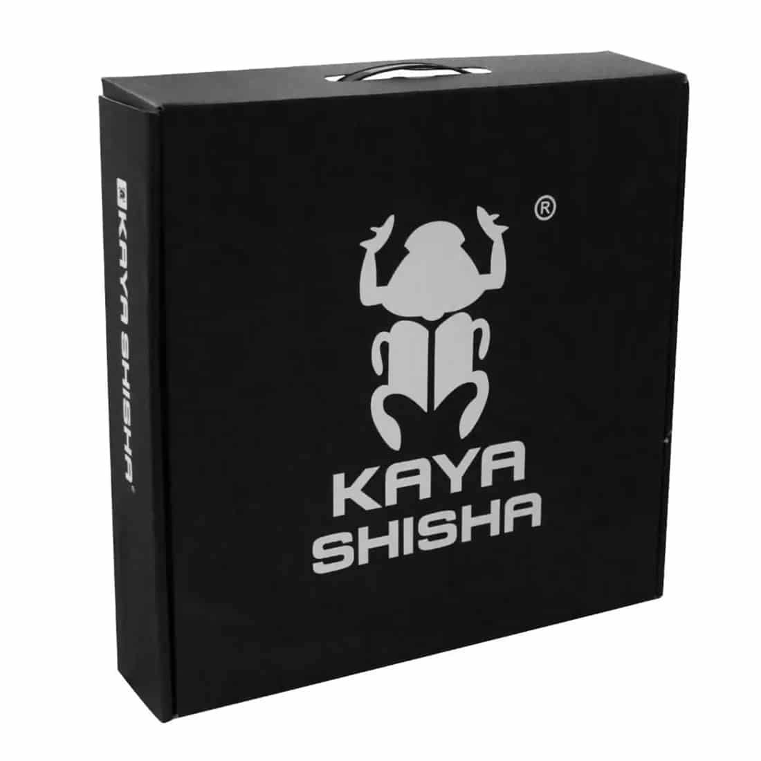 En mørk lilla paraply med en let, glat overflade pryder en robust, metalramme. Paraplyens spidse top kontrasterer med de bløde, buede kanter, der holder det brede dækningsområde. Rammen har en blank, sølvfarvet finish, mens håndtaget er ergonomisk formet og sort. Paraplyen står åbent, klar til beskyttelse mod elementerne.