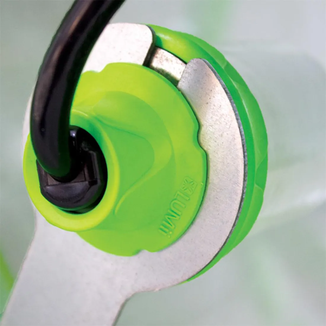 En cylindrisk reflektor med en diameter på 125 mm præsenterer sig i en glansfuld metallisk overflade. Reflektoren har en perforeret sektion i den nederste del, hvilket skaber et ventilationsmønster. Den øverste del er glat og fremstår i en sølvfarvet nuance. Der er en tydelig skruetråd i bunden, der muliggør fastgørelse til en lampe.