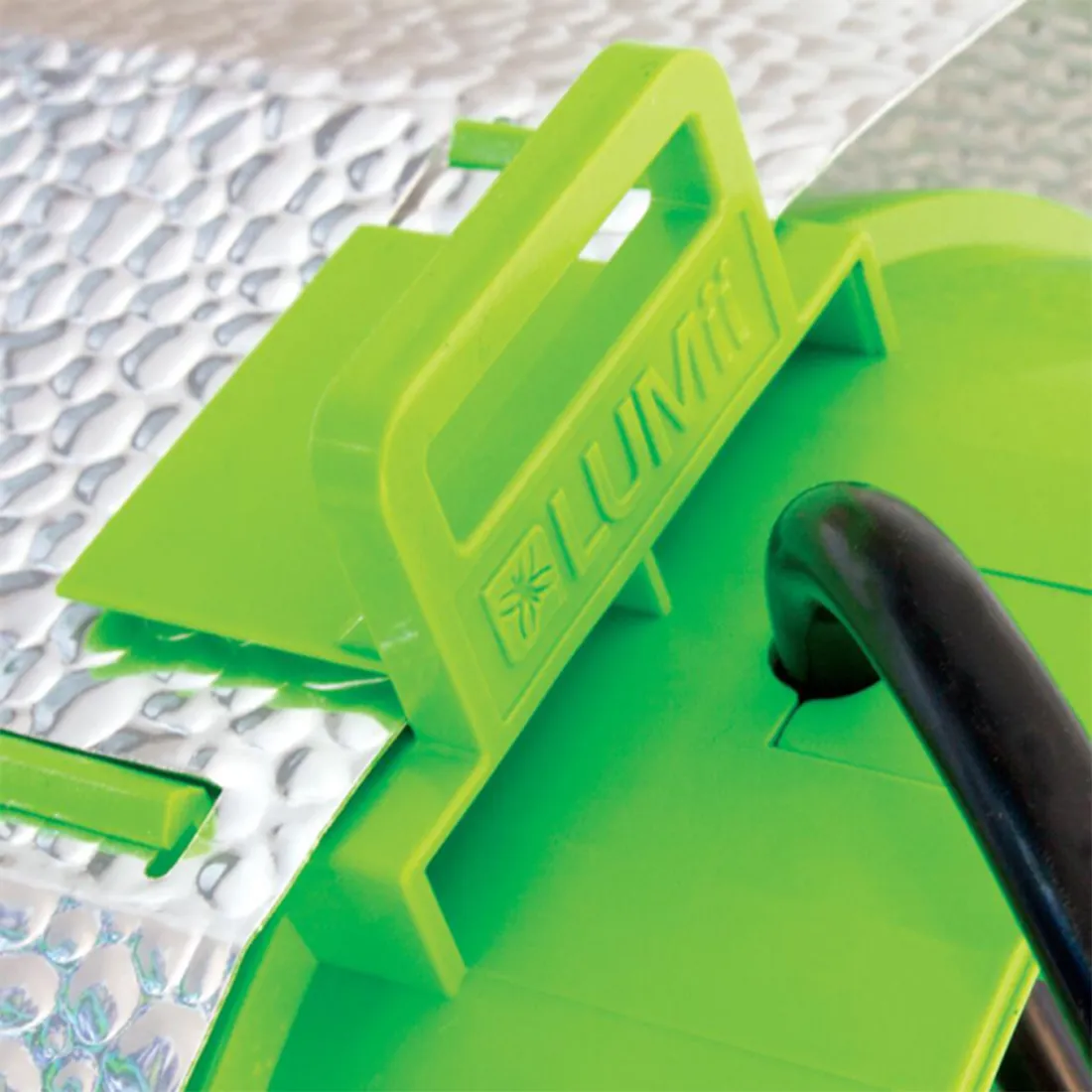 En cylindrisk reflektor i metal med en diameter på 125 mm præsenterer sig i en sølvfarvet finish. Den har en glat overflade, der skaber en skinnende effekt. Øverst er der et indgangsdesign, der afsluttes med en flad kant. Reflektoren er udstyret med en ventilationsåbning, der sikrer luftcirkulation, og har en klar, præcis form, der understøtter effektiv lysfordeling.