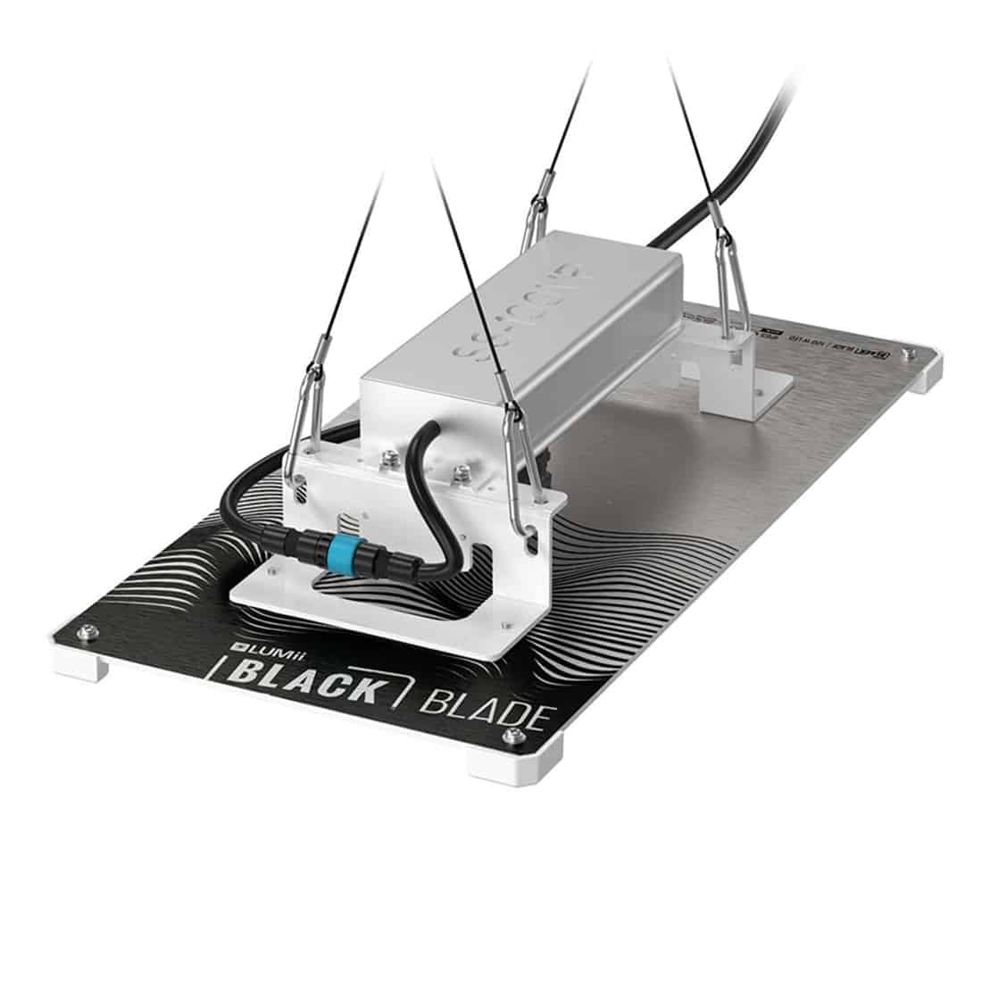 En sort LED-lampe med en slank, minimalistisk design. Lampen har en rektangulær form med en mat overflade, der giver en moderne æstetik. Den er monteret på en robust, justerbar arm, som muliggør fleksibel placering. Øverst er der en diffusor, der bløder lyset, og bunden har en tydelig kontaktknap i en kontrastfarve.