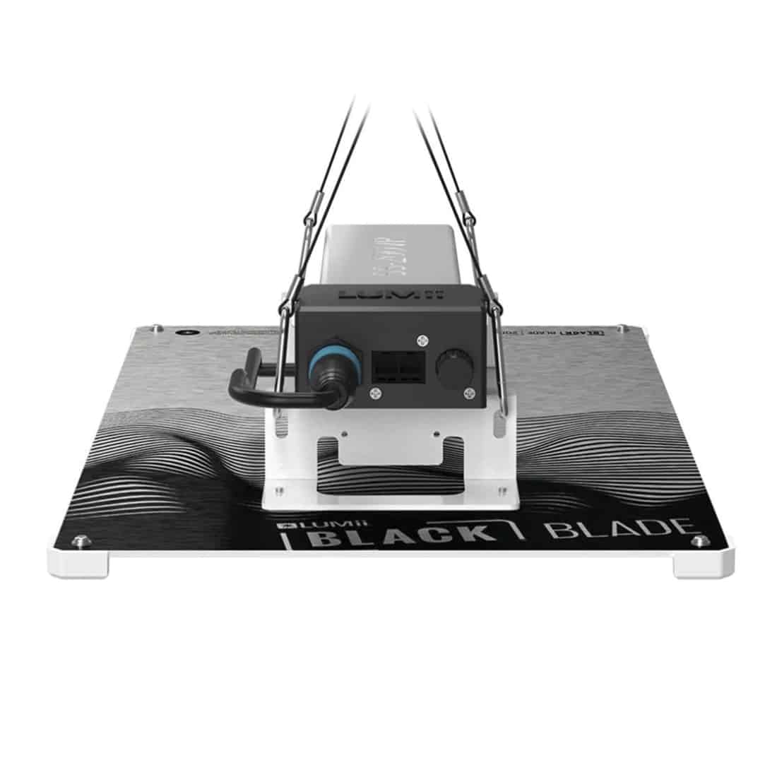 En sort LED-lampe med tre justerbare armaturer er præsenteret. Hver armatur har en cylindrisk form og en mat overflade, hvilket skaber en elegant fremtoning. Lampehovedene er monteret på en lang, lige arm, der strækker sig horisontalt. Derudover er der synlige elektriske komponenter, der sikrer stabilitet. Lyset har en varm tone, der fremhæver detaljerne i designet.