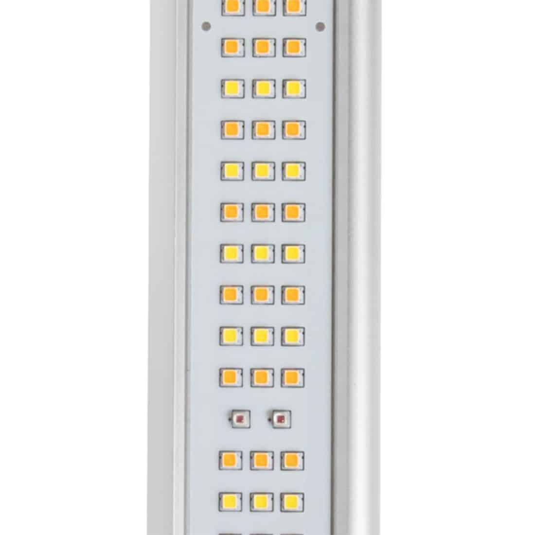 En sort LED-bar præsenterer sig med en strømlinet, rektangulær form og en mat overflade. Den har en række af lysdioder, der strækker sig langs enheden, omkranset af en robust metalramme. Foran lysdioderne er der en klar linse, der diffunderer lyset. En strømstik og flere knapper til kontrol er placeret på en af siderne, hvilket giver en praktisk betjening.