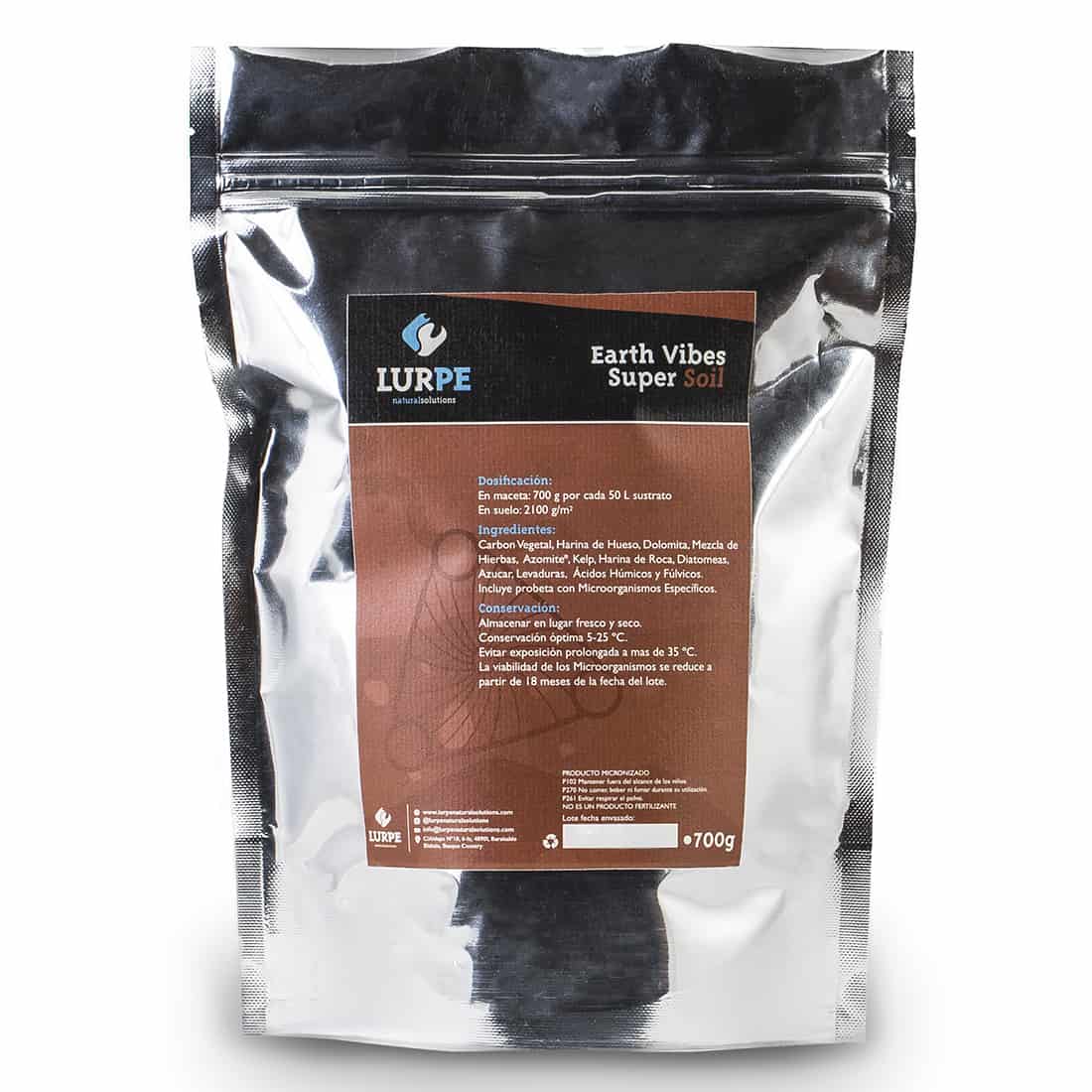 En brun papirpose præsenterer sig med en mat overflade, dekoreret med grøn tekst og et logo bestående af en stiliseret plante. Posens top er foldet over, og der er en synlig søm langs siden. Nederst findes information om produktet, herunder vægt og ingredienser. Farverne er jordnære, hvilket understreger posens naturlige tema.