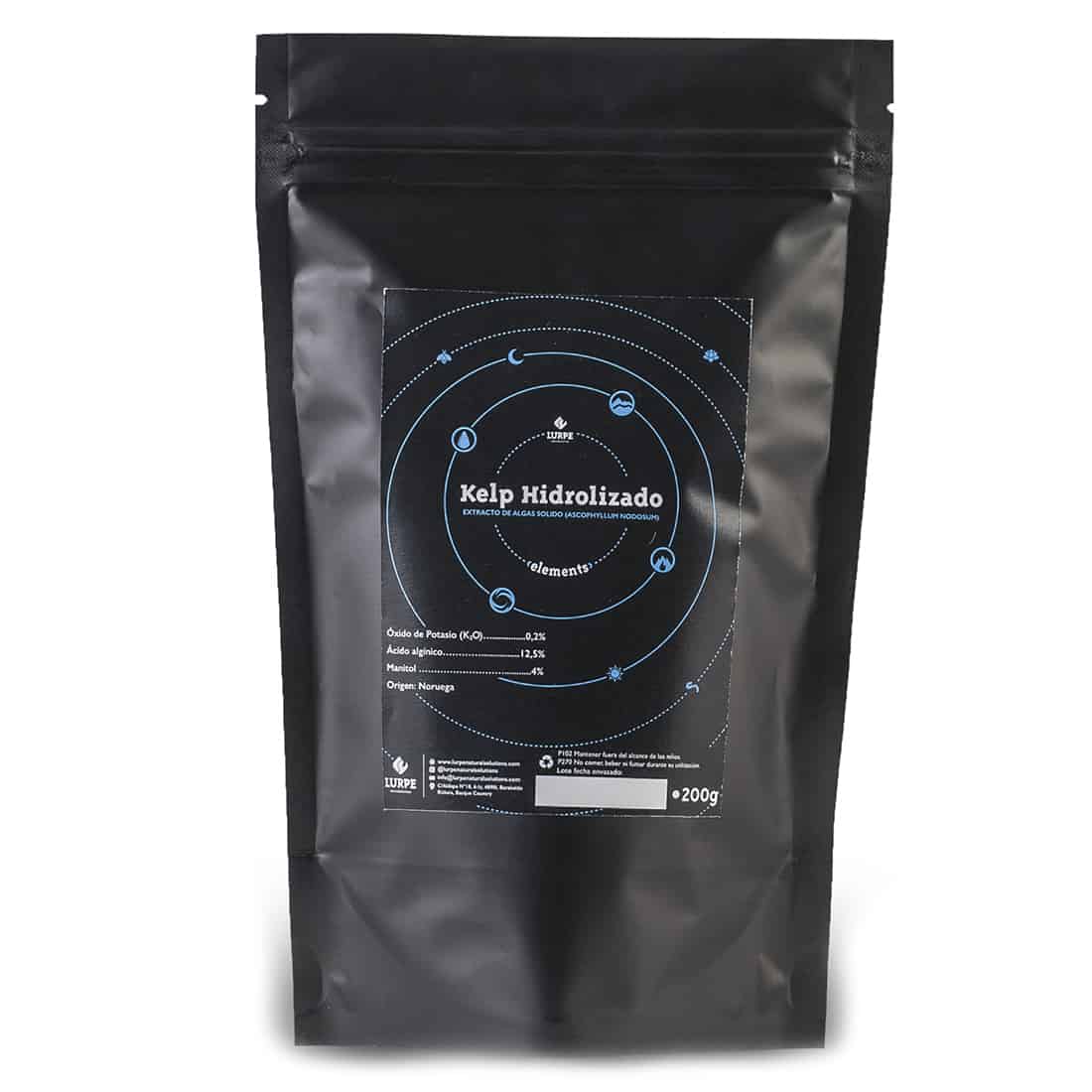 En transparent plastbeholder med sort låg indeholder et fint, brunt pulver. Beholderens etiket er i nuancer af grønt og hvidt, med tydelig tekst, der angiver indholdet som "hydrolyseret tang". Designet inkluderer også et symbol for økologisk certificering. Beholderen har en rund form og en glat overflade, der reflekterer lys svagt.