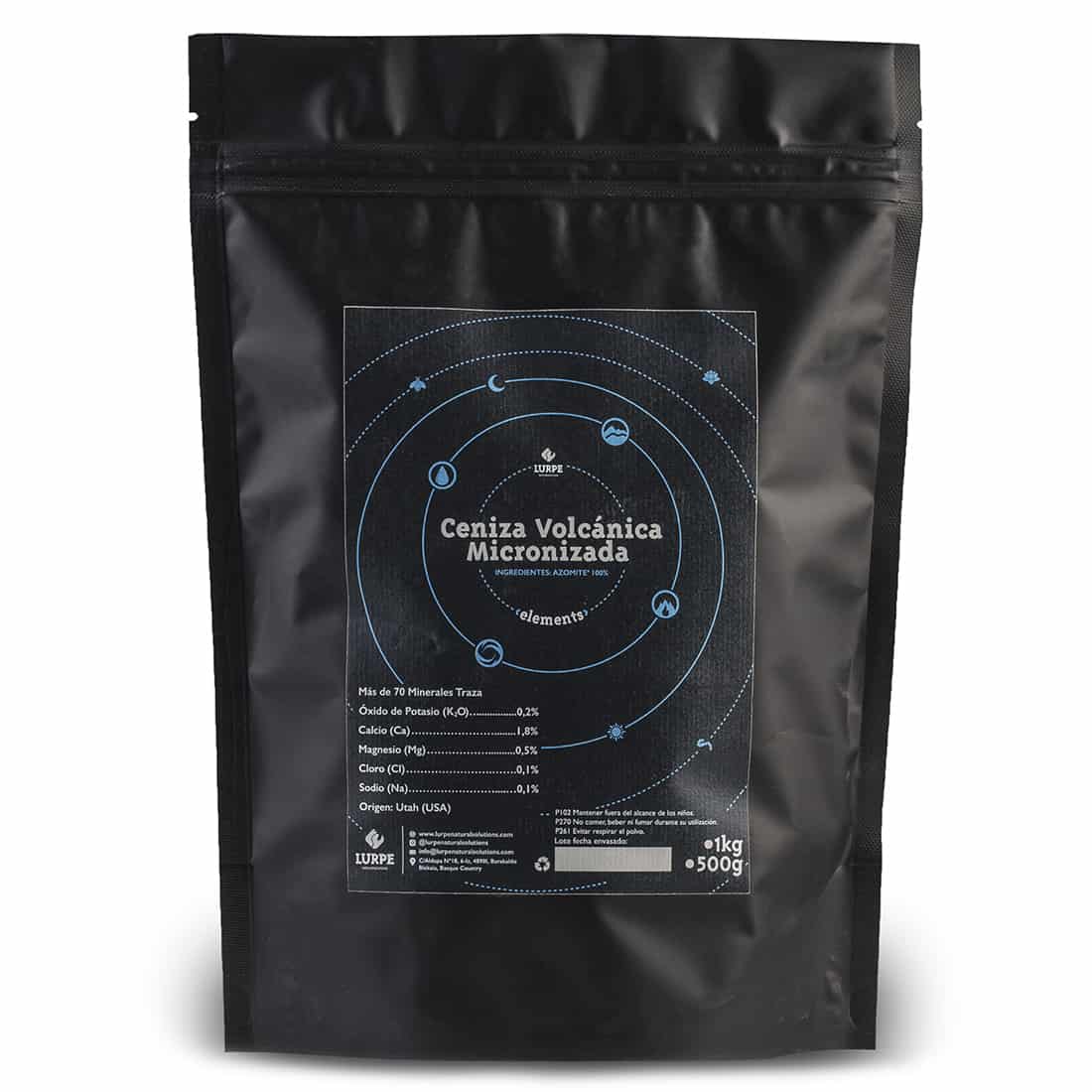 En pose i kraftigt, mørkegrå plastik pryder et logo i hvid og orange. Posen har en mat overflade med glatte kanter og en tydelig lukning øverst. Teksten på forsiden angiver produktets navn og vægt i klare, moderne skrifttyper. Baggrunden er neutral, hvilket fremhæver posens farver og design.