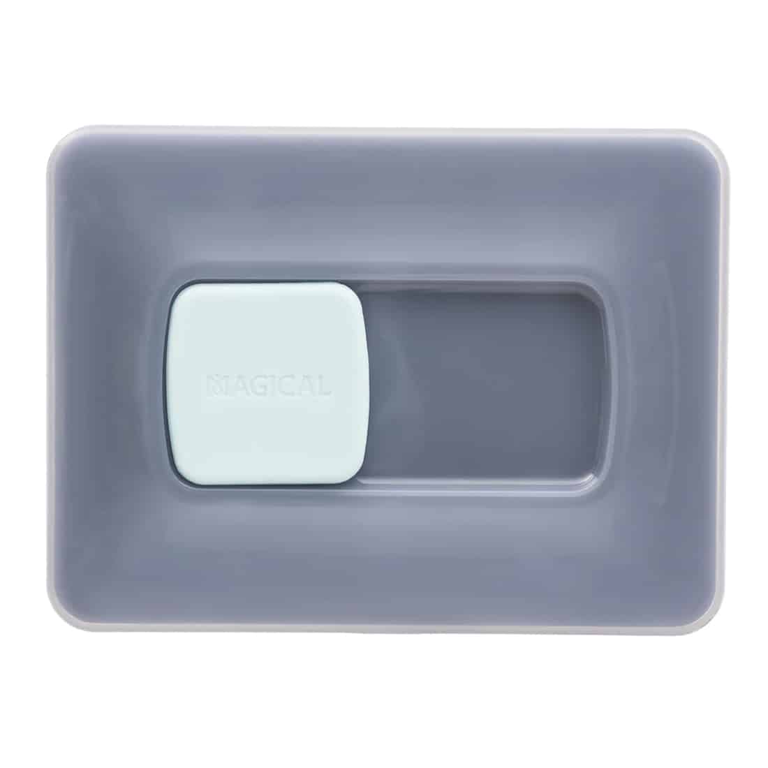 En transparent beholder med en let grønlig væske indeholder små, farverige gummies i forskellige former. Gummies er skinnende og har en blød, geléagtig tekstur. Beholderens låg er sort med en skruefunktion, og der er en tydelig etiket med hvid tekst og grafik, der angiver produktinformation. Baggrunden er neutral, hvilket fremhæver beholderens indhold.