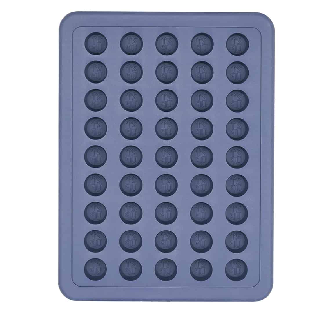 En gennemsigtig beholder præsenterer små, farverige gummibamser i forskellige former. Gummibamserne har en glinsende overflade, der reflekterer lyset, hvilket fremhæver deres nuancer af grøn, orange, rød og gul. Beholderen har en sort skruelåg med en glat tekstur, der sidder tæt. Etiket med tekst og symboler er placeret på fronten, hvilket tilføjer visuel information.