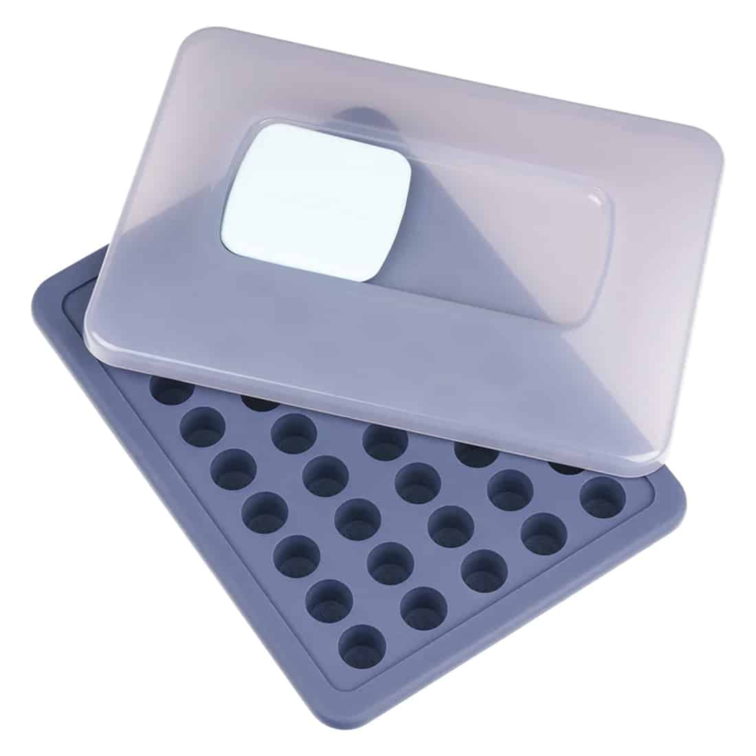 En gennemsigtig plastflaske med en rund bund og en skruelåg i sølvfarvet metal. Flasken indeholder en gylden væske, der er let viskøs. På flasken er der en etiket med farverig grafik, der indeholder tekst og symboler. Låget har en lille indvendig pipette, der muliggør præcis dosering. Flasken står på en hvid overflade.