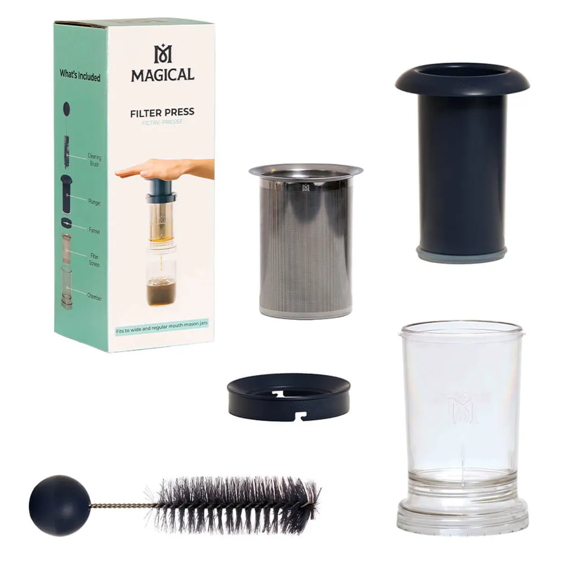 En cylindrisk enhed i rustfrit stål præsenterer sig med en glat, skinnende overflade. Den har en stor, rund åbning i toppen, hvor en tæt silkeagtig filterpose er synligt placeret. Nederst er der en udløbsventil, der fremstår robust med et drejehåndtag. Omkring enheden er der fine detaljer og en solid konstruktion, der indikerer høj kvalitet.