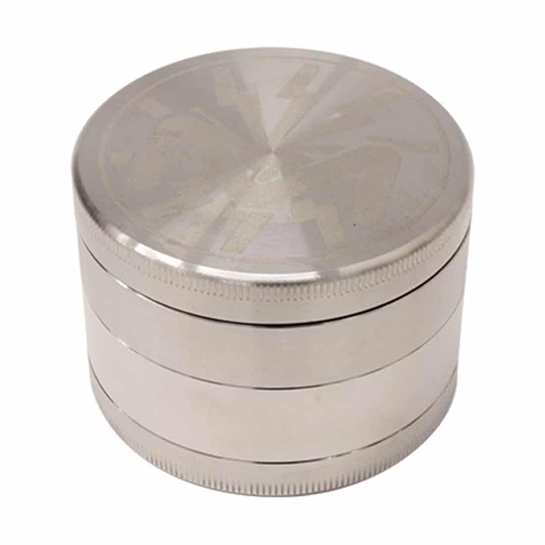 En slank, cylindrisk kaffekværn i rustfrit stål præsenterer sig med en poleret overflade, der reflekterer lys. Kværnen har en sort, ergonomisk håndtag med en skridsikker tekstur. Øverste del er forsynet med en justerbar møtrik, mens bunden har en bred åbning til opbevaring. Det hele er designet med en minimalistisk æstetik.